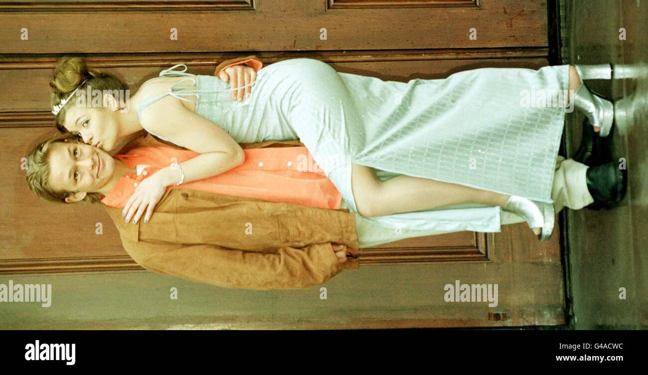 Nick Tilsley von der Coronation Street (gespielt von Adam Rickitt) und Leanne Battersby (Jane Danson) laufen in einer Folge der ITV-Seife, die am 30. Januar gezeigt wird, weg, um in einem „schottischen“ Standesamt zu heiraten. Die Dreharbeiten fanden tatsächlich in Manchester statt. Stockfoto