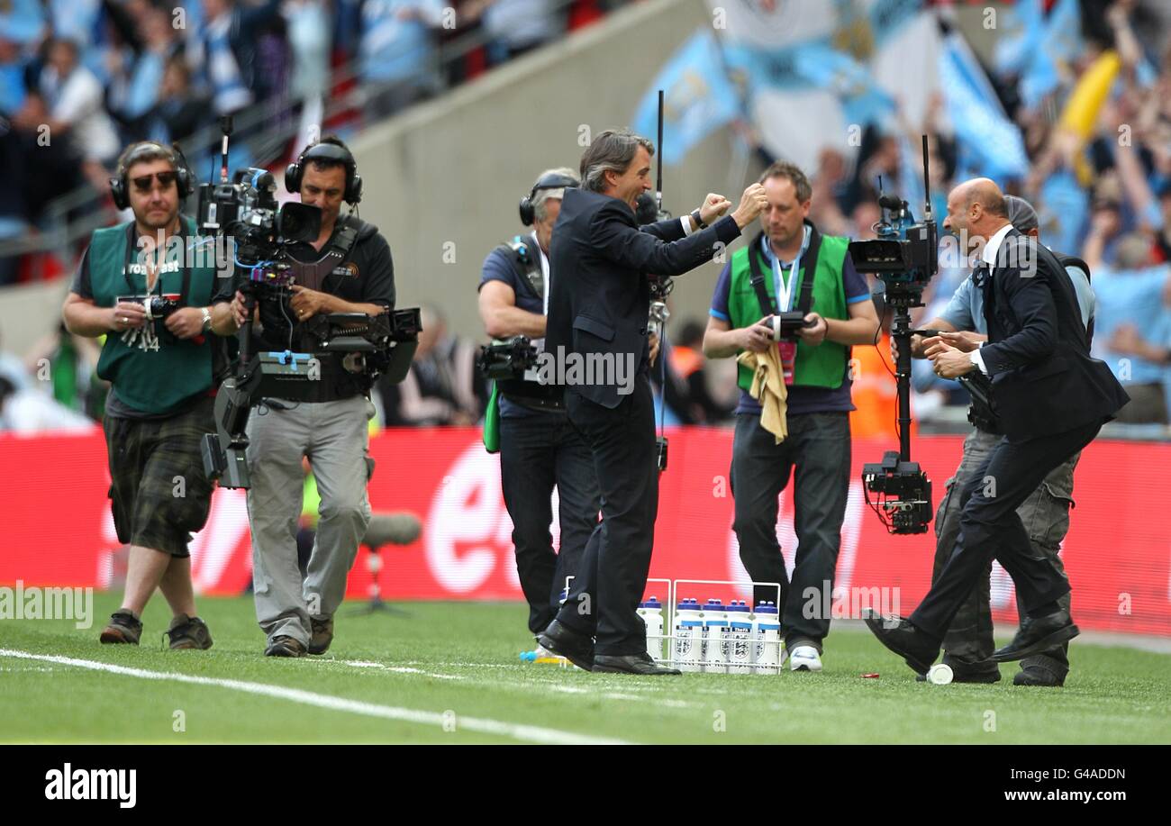 Fußball - FA Cup - Finale - Manchester City / Stoke City - Wembley Stadium. Manchester City Manager Roberto mancini (Mitte) feiert nach dem Schlusspfiff mit Trainer Attilio Lombardo (rechts) Stockfoto