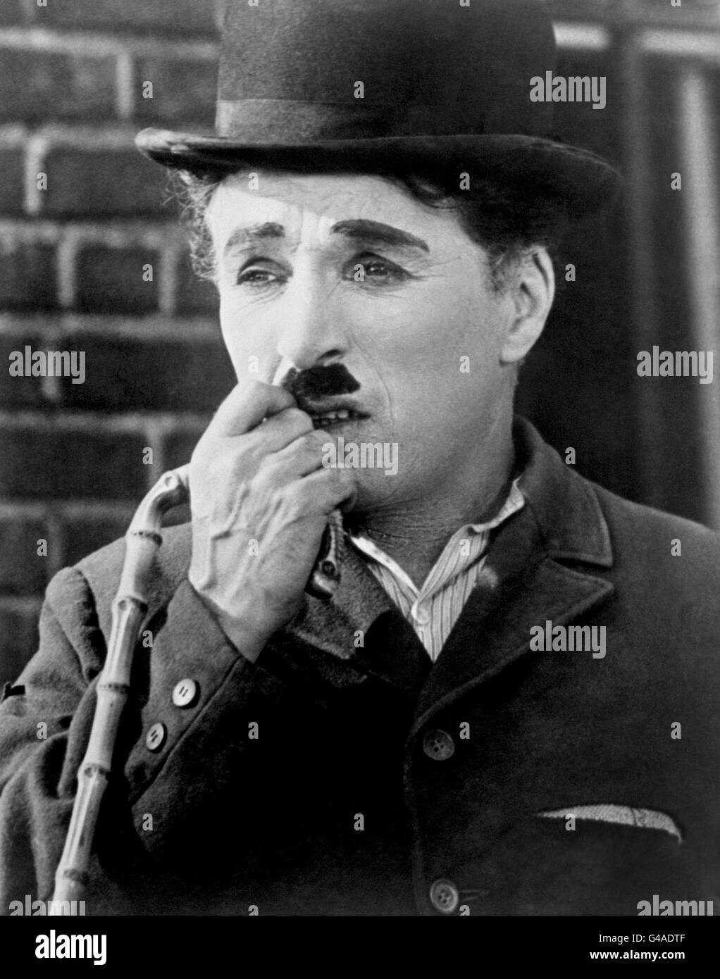 PA NEWS PHOTO 1934 CHARLIE CHAPLIN Chaplins Ritterschaft wurde wegen seines farbenfrohen romantischen und politischen Lebensstils fast 20 Jahre lang blockiert, so geheime Dokumente, die am Sonntag, den 21. Juli 2002 veröffentlicht wurden.in den USA, wo der Star der Stummfilme bis 1952 42 Jahre lang lebte, Er wurde als kommunistischer Sympathisant geschmäht und für eine Reihe anderer schwerer moralischer Anschuldigungen, hieß es in Regierungsdokumenten, die unter der 30-jährigen Herrschaft veröffentlicht wurden. *20/07/02: Charlie Chaplins Ritterschaft wurde laut geheimen Dokumenten wegen seines bunten romantischen und politischen Lebensstils fast 20 Jahre lang blockiert. Im Stockfoto