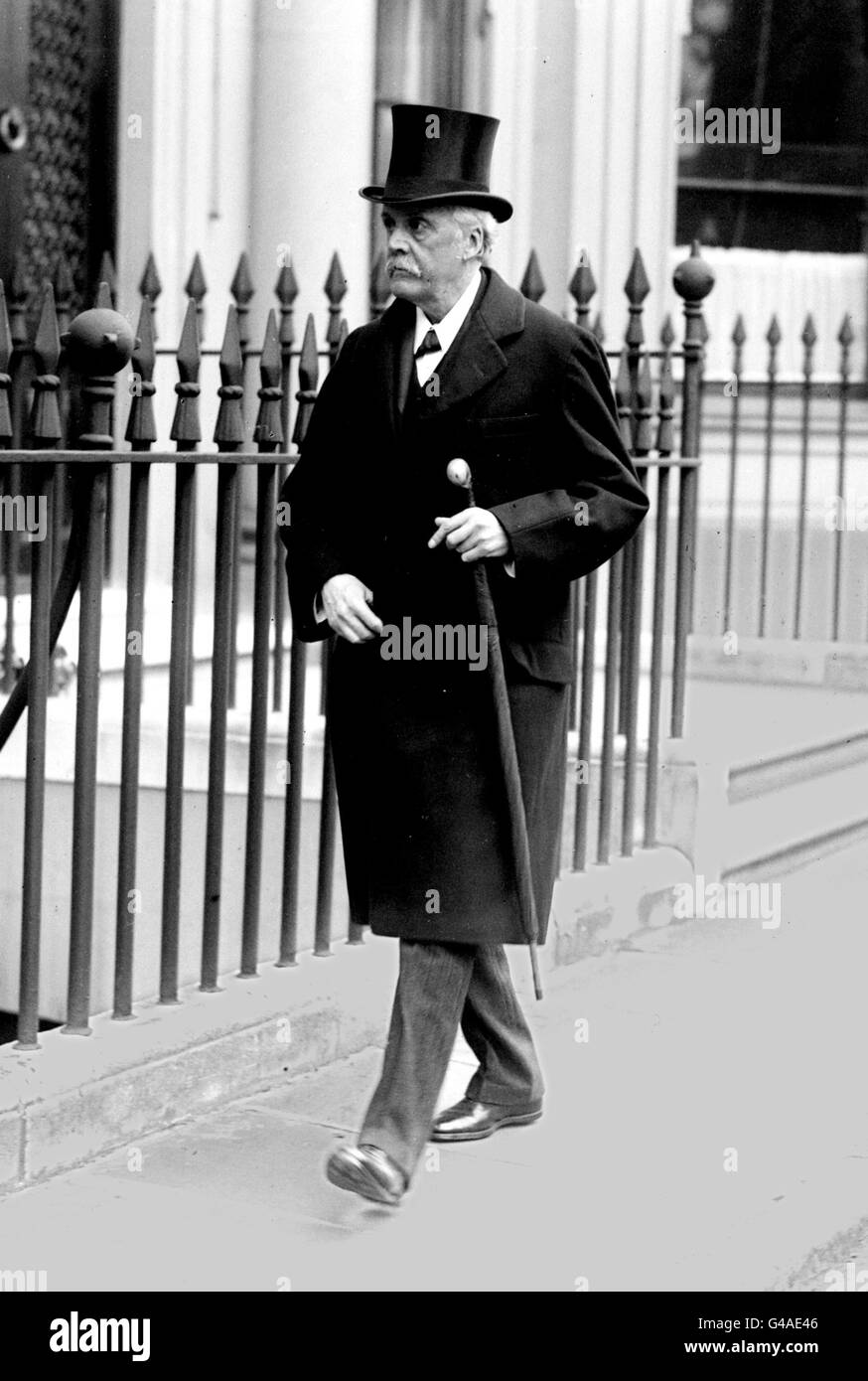 ARTHUR BALFOUR AUF DEM WEG ZUM UNTERHAUS, UM GEGEN DEN HAUSGESETZ 1912 EINZUTRETEN. * 13/9/01: Iain Duncan Smith zum Tory-Führer gewählt. Stockfoto