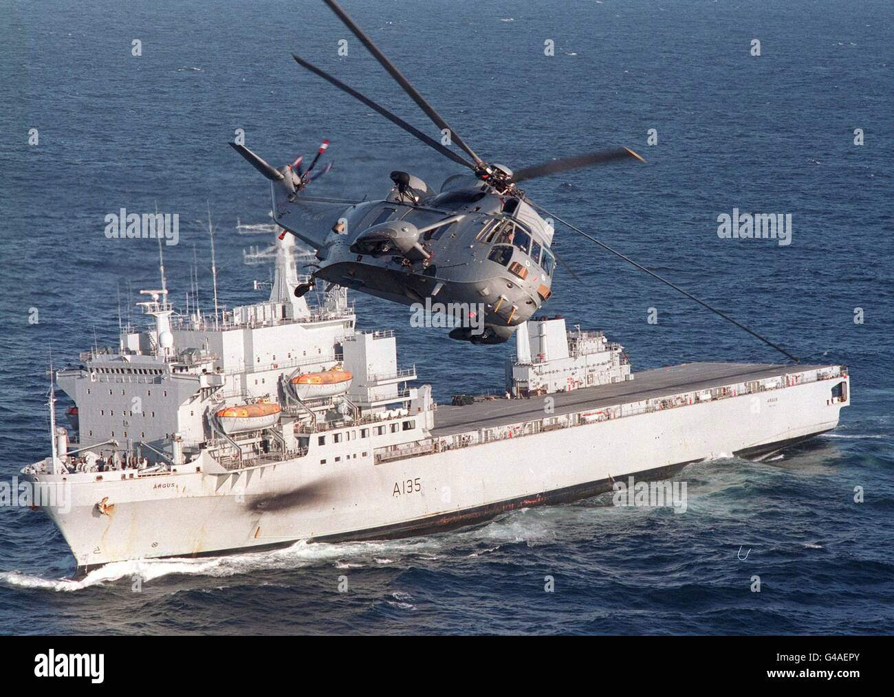MK6 ASW Sea King of 810 Naval Air Squadron Sea Flight Überfliegen RFA Argus, das Royal Naval Helicopter Support Ship. Mai 1997. Standalone-Bild. LA(PHOT) Paul Smith RNAS Culdrose CU97/466GG/34 Stockfoto