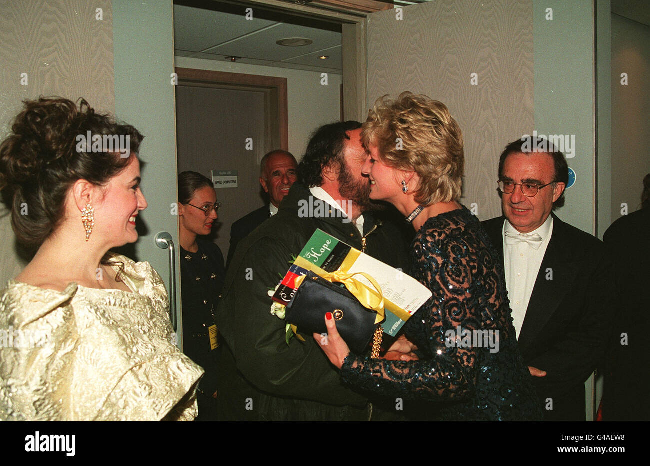 Diana, Prinzessin von Wales, küsst den italienischen Tenor Luciano Pavarotti, als sie in der Cardiff International Arena vor einem Konzert der Hoffnung ankommt, das Geld für Ty Hafan, das erste Hospiz für todkranke Kinder in Wales, aufbrachte. Stockfoto