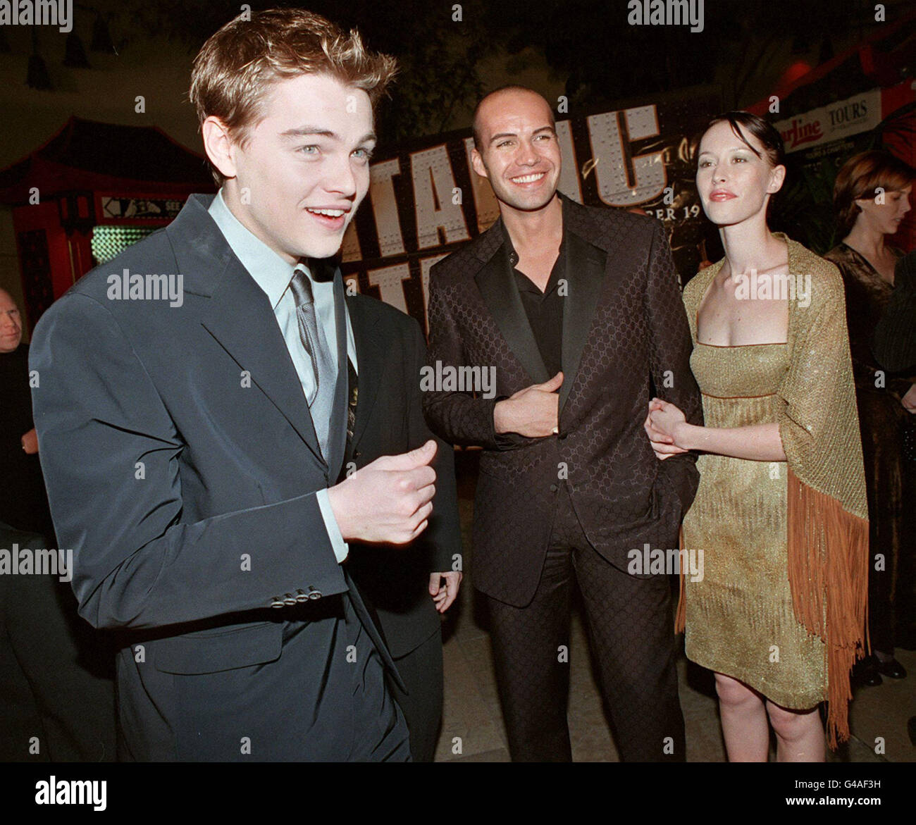 Die Stars des Films 'Titanic' Leonardo DiCaprio (L) und Billy Zane (C) kommen in Hollywood, Kalifornien, an. Zane wird von seiner Freundin Jessica Murphy begleitet. Stockfoto