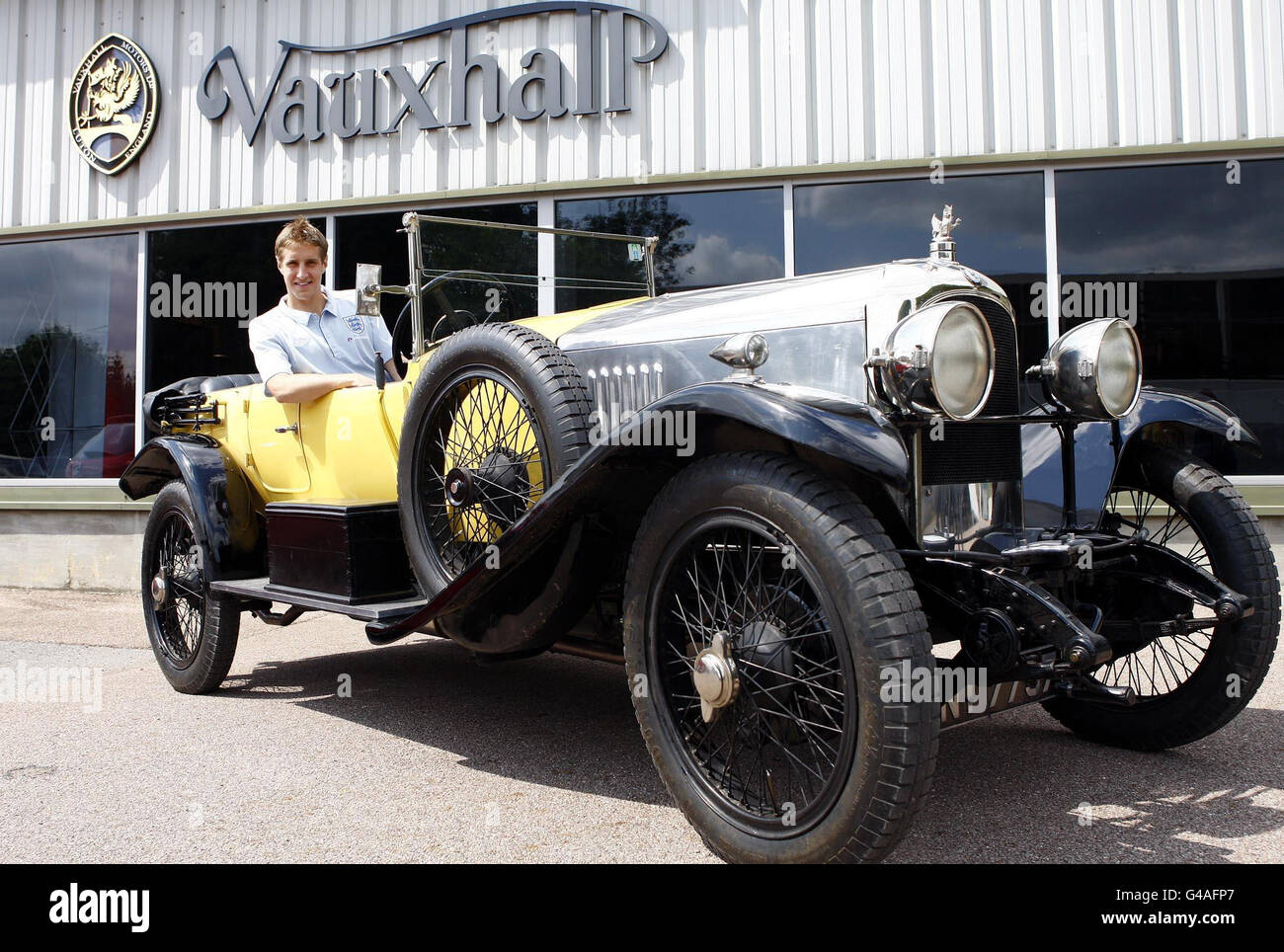 Englands Michael Dawson posiert für Fotografen während eines Besuchs in der Vauxhall Factory in Luton. Stockfoto