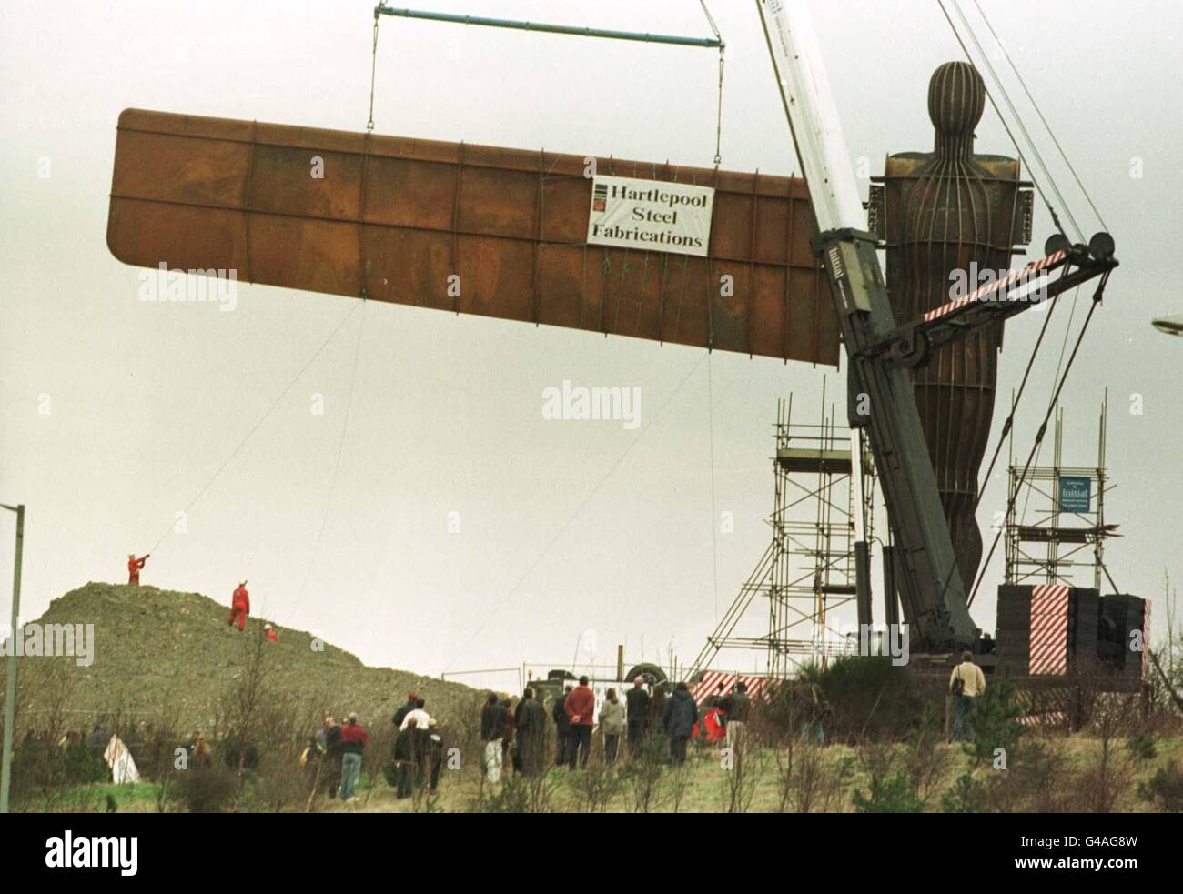 Ein Flügel ist auf das umstrittene neue Wahrzeichen Nordenglands gerichtet, eine gigantische Stahlskulptur namens Angel of the North, die heute (Sonntag) von der A1-Umgehungsführung von Gateshead, Tyneside, errichtet wurde. Foto von Owen Humphreys/PA Stockfoto