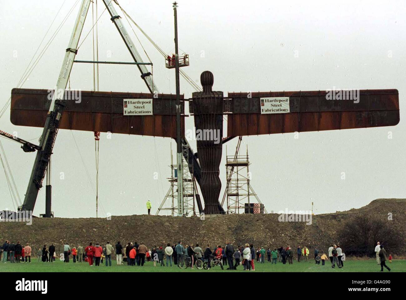 Die Flügel sind auf das umstrittene neue Wahrzeichen Nordenglands ausgerichtet, eine gigantische Stahlskulptur namens Angel of the North, die heute (Sonntag) auf der A1-Umgehungsführung von Gateshead, Tyneside, errichtet wurde. Foto von Owen Humphreys/PA Stockfoto