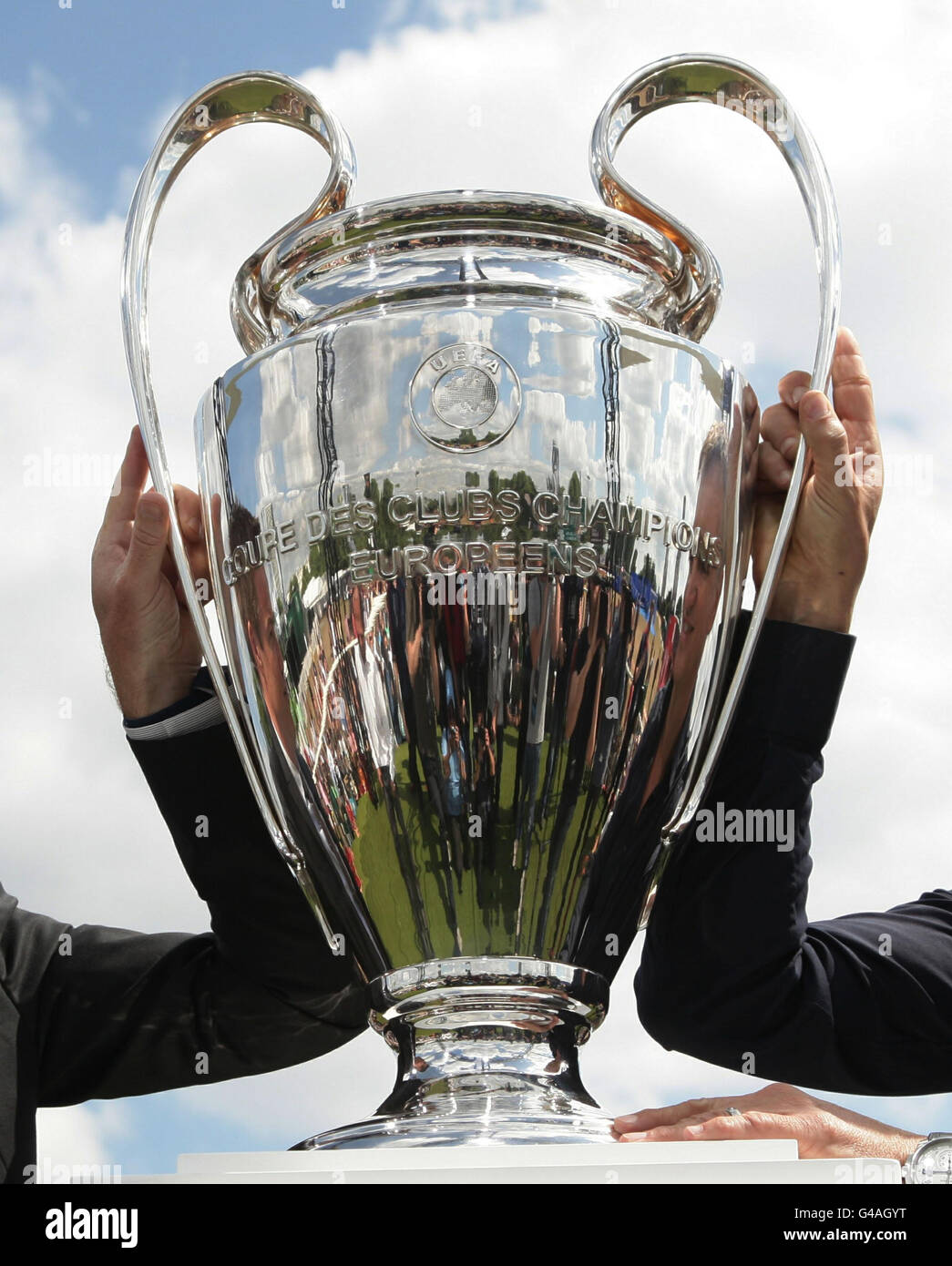 Graeme Le Saux (links) und Gary Lineker tragen die UEFA Champions League Trophy während der offiziellen Eröffnung des UEFA Champions Festivals im Hyde Park in London. Stockfoto