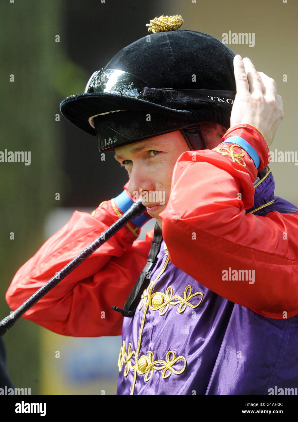 Jockey Jamie Spencer trägt die Farben der Königin vor dem Betfred beide Teams...Tore Galore Handicap Stakes während der Betfred Silver Bowl und Temple Stakes Day auf Haydock Racecourse, Merseyside. Stockfoto