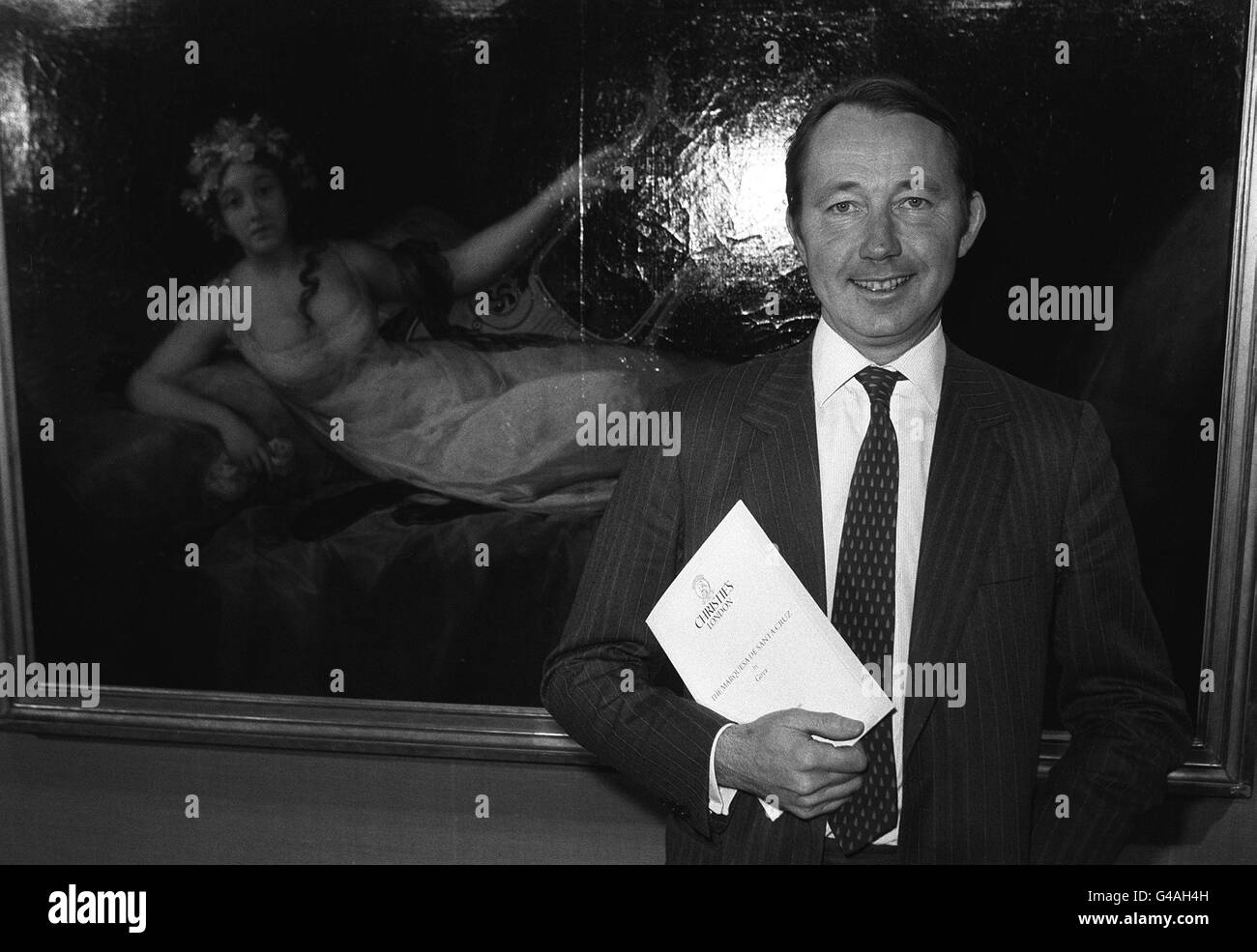 PA NEWS PHOTO 10/4/86 LORD WIMBORNE, DER GOYA'S GEMÄLDE 'DIE MARQUESA DE SANTA CRUZ' ERWARB, NACHDEM ES 1983 AUS SPANIEN EXPORTIERT WURDE. VOR DEM MEISTERWERK IN LONDON STEHEND, DAS DER SPANISCHEN REGIERUNG IM GEGENZUG FÜR EINE ENTSCHÄDIGUNG VON 4,100,000 ZURÜCKGEGEBEN WIRD. LORD WIMBORNE, EIN UNSCHULDIGER DRITTER, MACHTE DEN DEAL NACH ANSCHULDIGUNGEN DER REGIERUNG VON MADRID, DASS DIE DRUCKEREI ILLEGAL AUS SPANIEN ENTFERNT WORDEN SEI Stockfoto