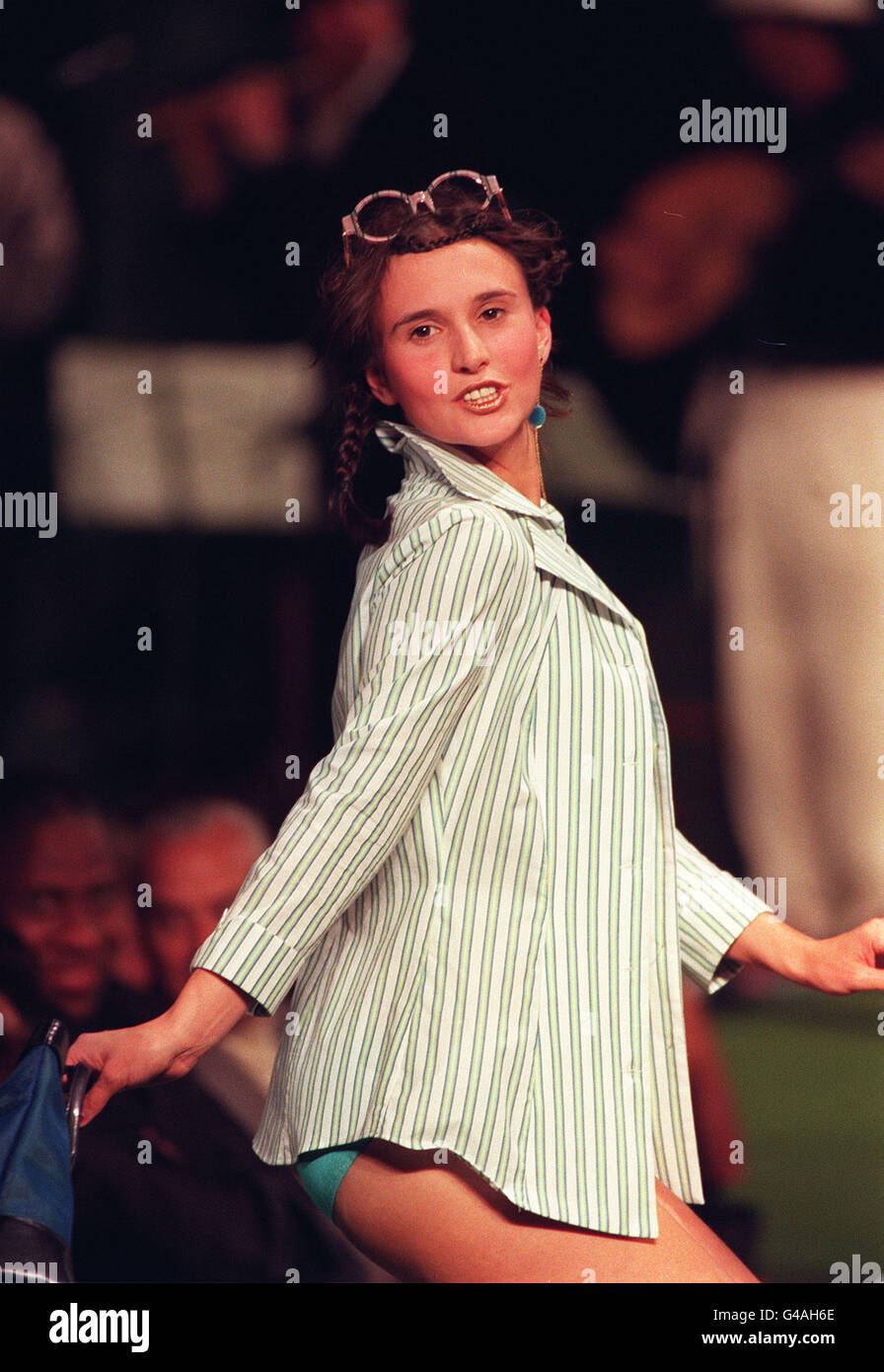 PA-NEWS FOTO 29.09.97 KINDER FERNSEHEN MODERATORIN JAYNE MIDDLEMISS SCHLÄGT EINE POSE AUF DEM LAUFSTEG WÄHREND DER MODELLIERUNG FÜR VIVIENNE WESTWOOD IN LONDON FASHION WEEK FOR RED LABEL FRÜHJAHR/SOMMER 1998 Stockfoto