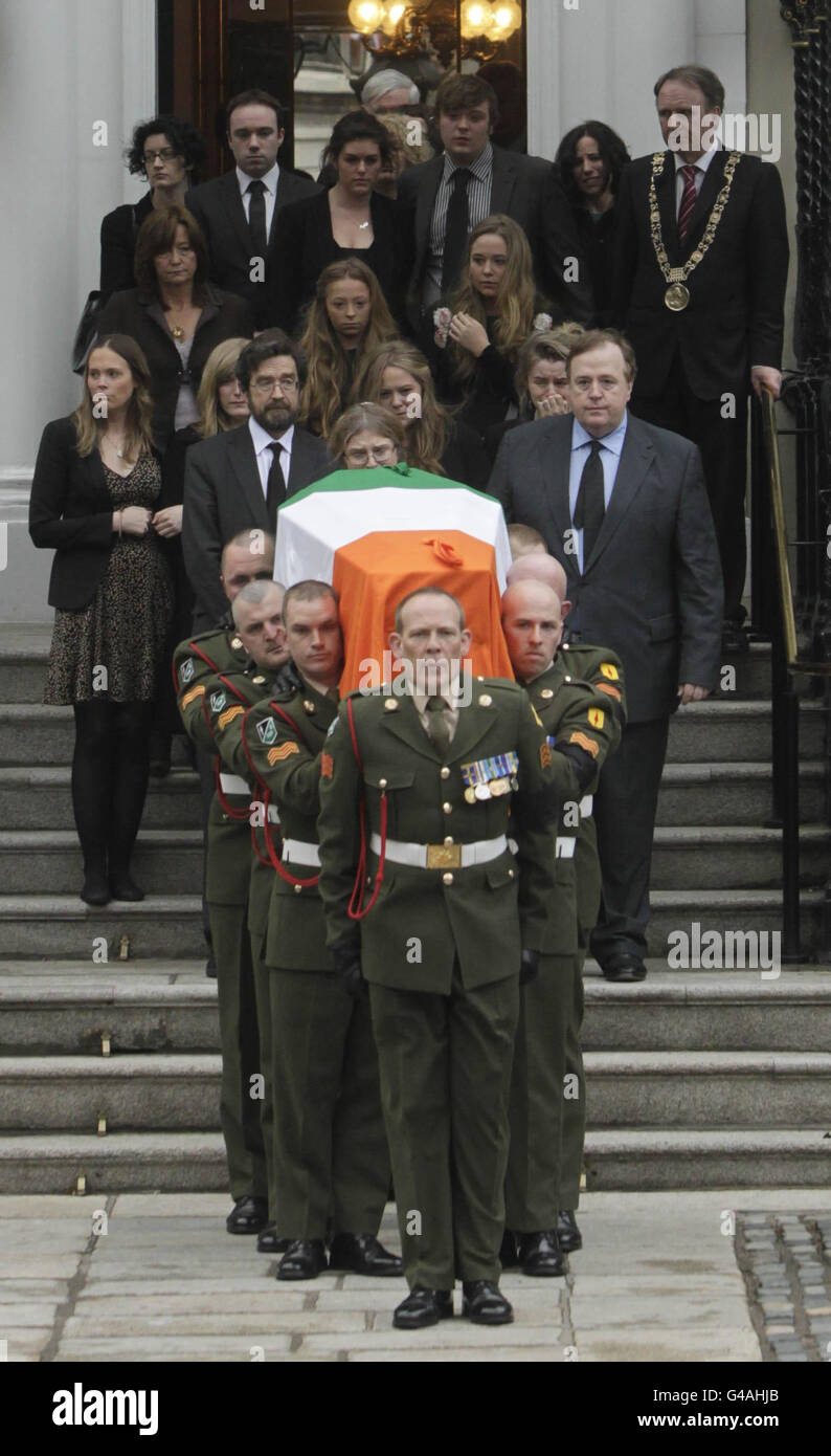 Der Sarg des ehemaligen taoiseach Garret FitzGerald wird vor seiner Beerdigung am Sonntag aus dem Mansion House in Dublin entnommen. Stockfoto