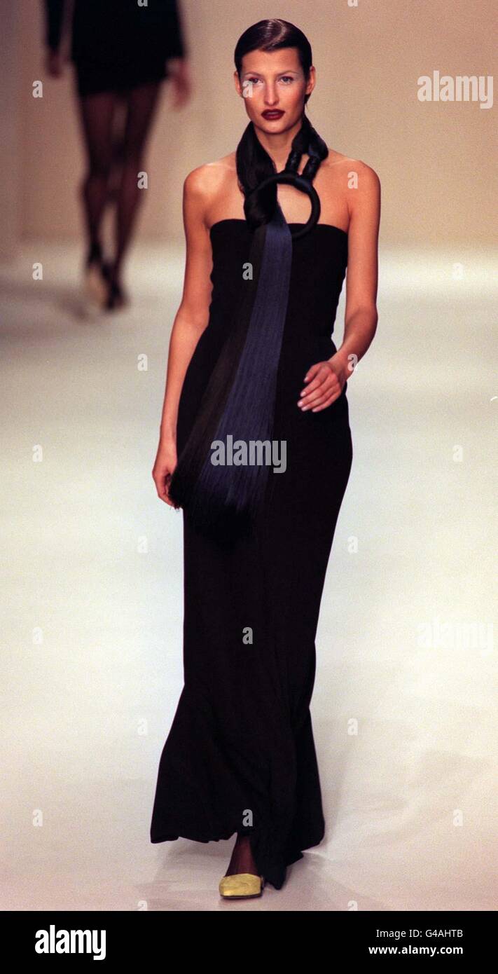 Ein Modell zeigt ein trägerloses schwarzes Abendkleid, Teil der Amanda Wakeley Kollektion am Eröffnungstag der London Fashion Week 1998 heute (Samstag) vorgestellt. Foto von Neil Munns/PA. Stockfoto