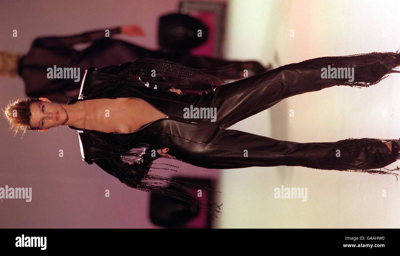 Ein Model trägt einen schwarzen Ledercatsuit aus der David Fielden Kollektion, die heute (Sonntag) am zweiten Tag der London Fashion Week 1998 zu sehen ist. Foto von Neil Munns/PA Stockfoto