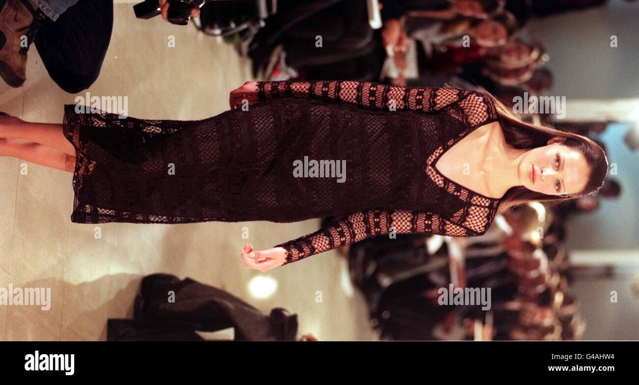 Spitze blieb auch in der Kollektion von Designer Elspeth Gibson mit diesem eleganten, langärmeligen Kleid, das über einem schlichten schwarzen Slip in der Eröffnungsshow der London Fashion Week heute (Samstag) getragen wurde, stark erhalten. Foto von Neil Munns/PA Stockfoto