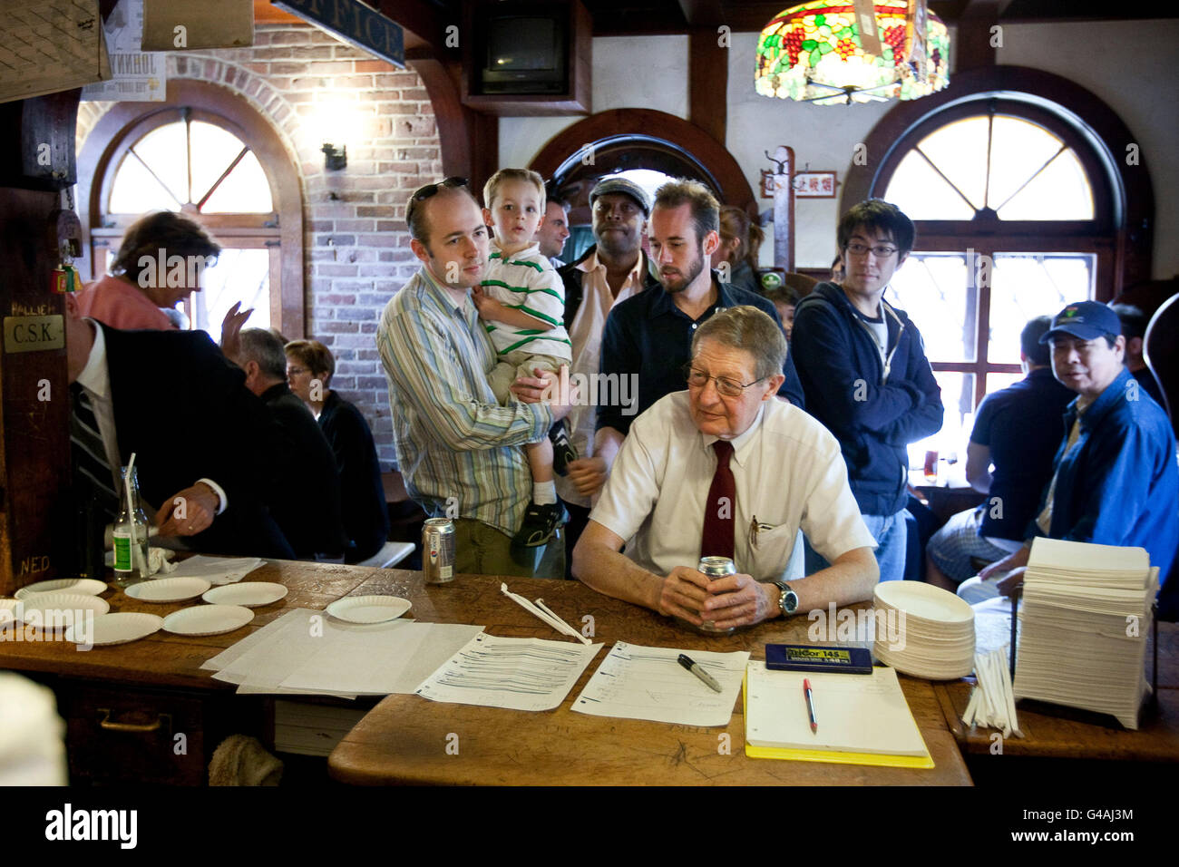Kunden Line-up an der Theke bei Louis Mittagessen Hamburger gemeinsame, New Haven, CT, USA, 26. Mai 2009. Stockfoto