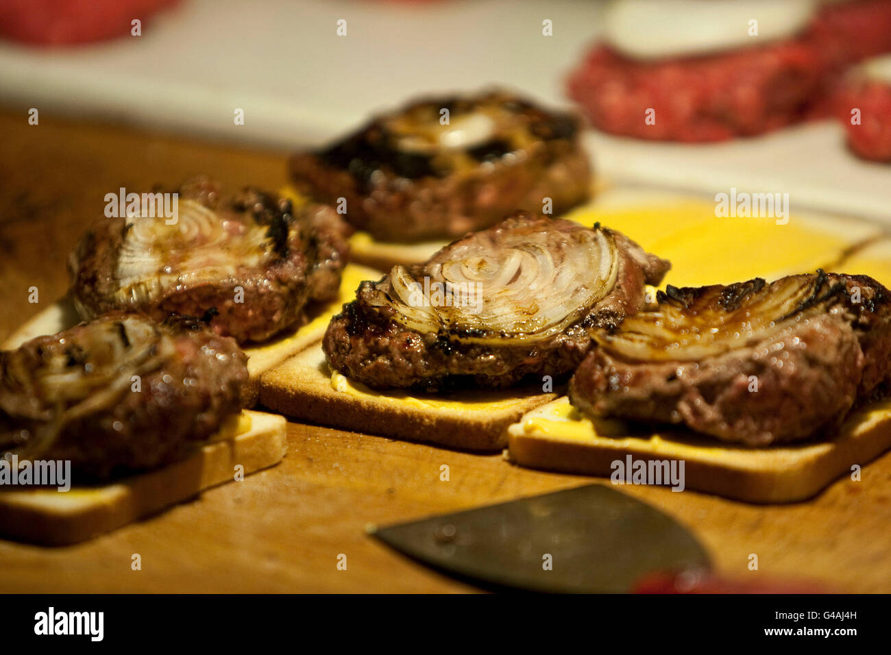 Blick auf gegrillten Hamburger in Louis Mittagessen Hamburger gemeinsame in New Haven, CT, USA, 26. Mai 2009. Stockfoto