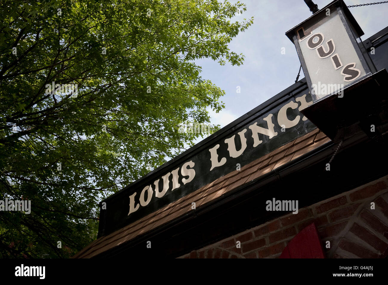 Fassade des Louis Mittagessen Hamburger gemeinsame in New Haven, CT, USA, 26. Mai 2009. Stockfoto