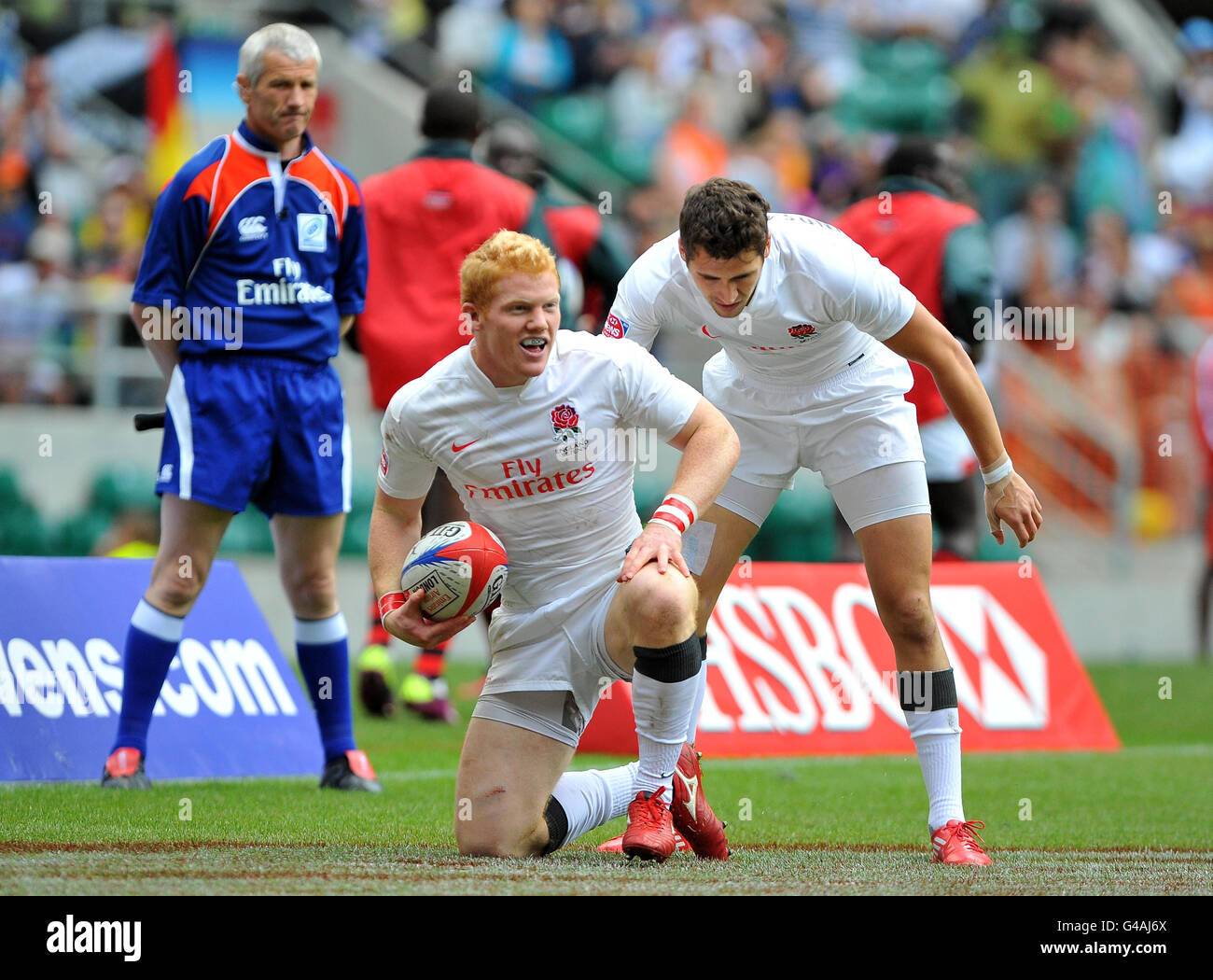 Englands James Rodwell (Mitte) wird von Englands Oliver Lindsay-Hague (rechts) nach einem Versuch im Spiel 34 gegen Kanada der IRB Emirates Airline London Sevens im Twickenham Stadium, London, gratuliert. Stockfoto