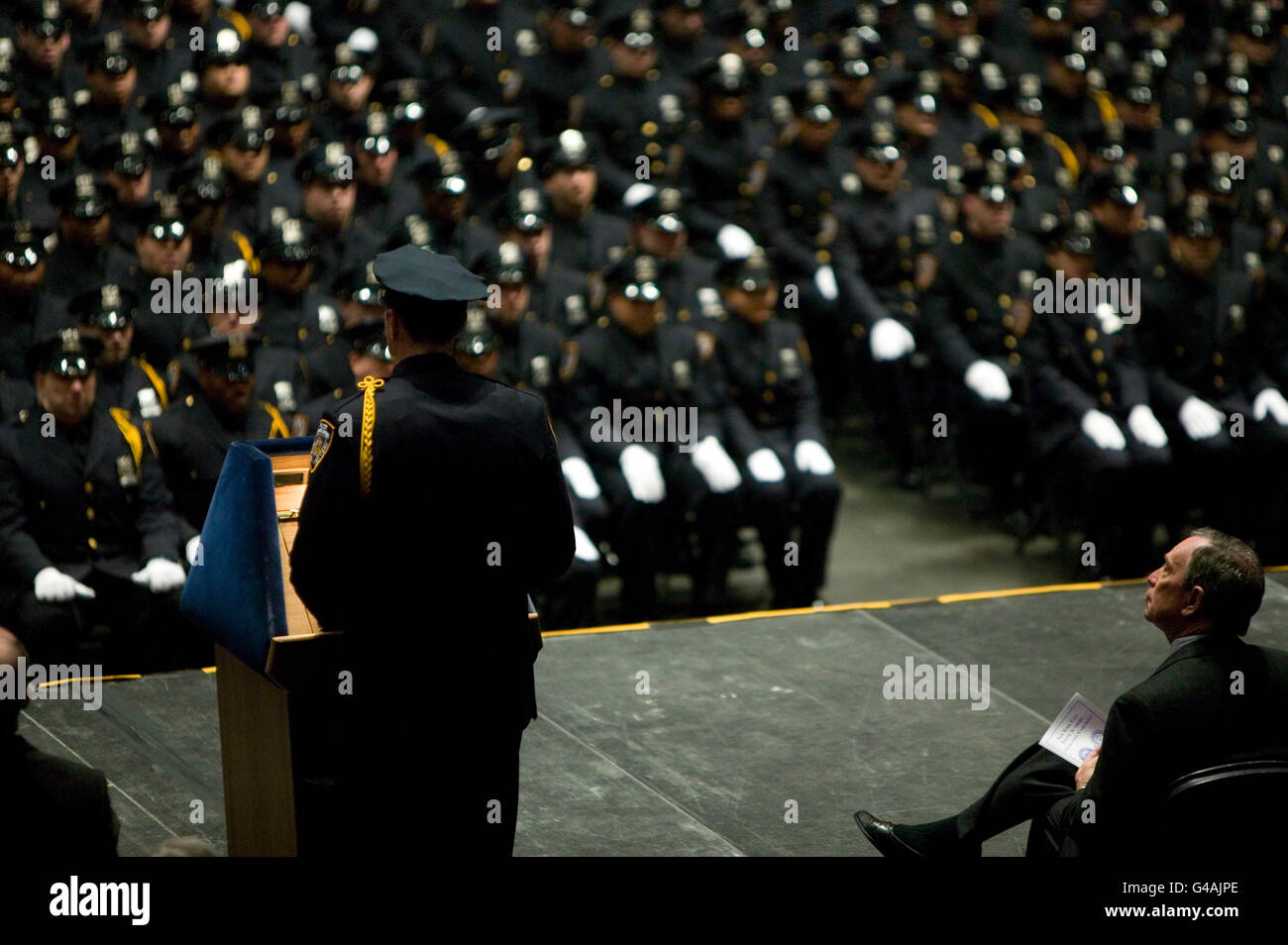 29. Dezember 2005 - New York City, New York - New Yorks Bürgermeister Michael Bloomberg (R, Vordergrund) hören zu Polizist Charles M Stockfoto
