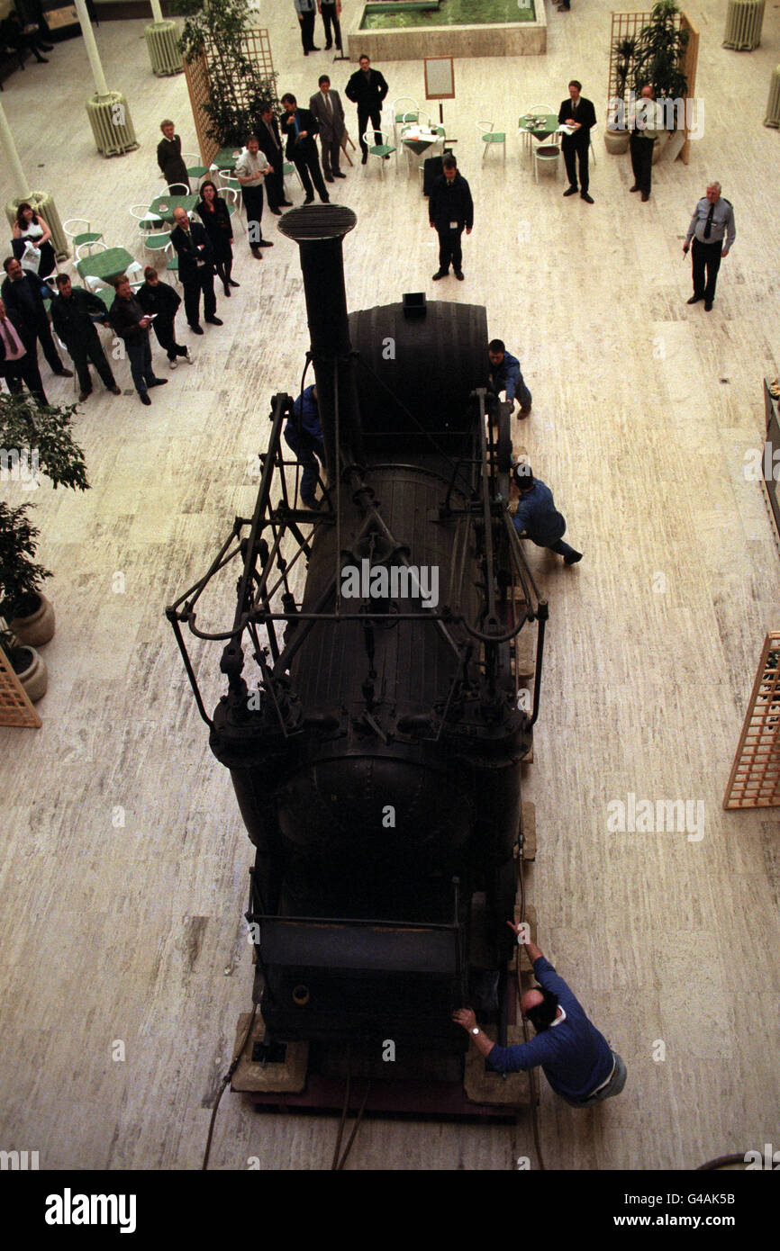 Der älteste Eisenbahnmotor der Welt, "Wylam Dilly", begab sich auf seine erste Reise seit vier Jahren. Sie wurde im März 1994 mit einer Reihe luftgepolsterter Schlittschuhe in die Haupthalle des königlichen Museums in Edinburgh verlegt. Stockfoto