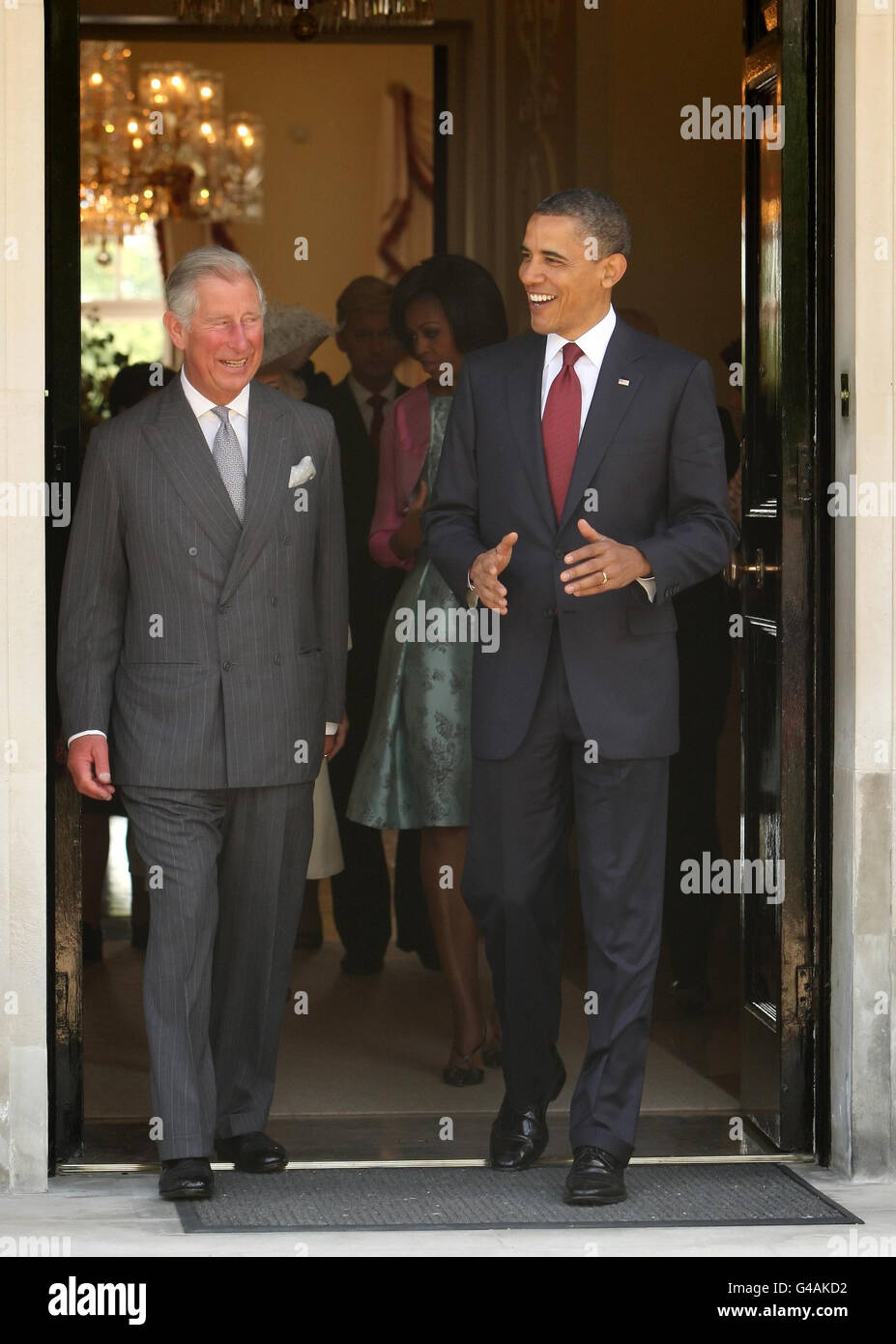 Präsident der Vereinigten Staaten Barack Obama spricht mit dem Prinzen von Wales, als sie am ersten Tag seines dreitägigen Staatsbesuchs in Großbritannien das Winfield House, die offizielle Residenz des US-Botschafters, im Regent's Park im Zentrum von London verlassen. Stockfoto