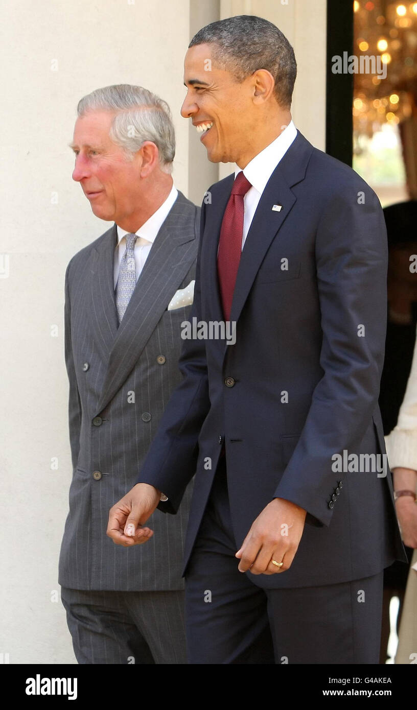 Präsident der Vereinigten Staaten Barack Obama spricht mit dem Prinzen von Wales, als sie am ersten Tag seines dreitägigen Staatsbesuchs in Großbritannien das Winfield House, die offizielle Residenz des US-Botschafters, im Regent's Park im Zentrum von London verlassen. Stockfoto
