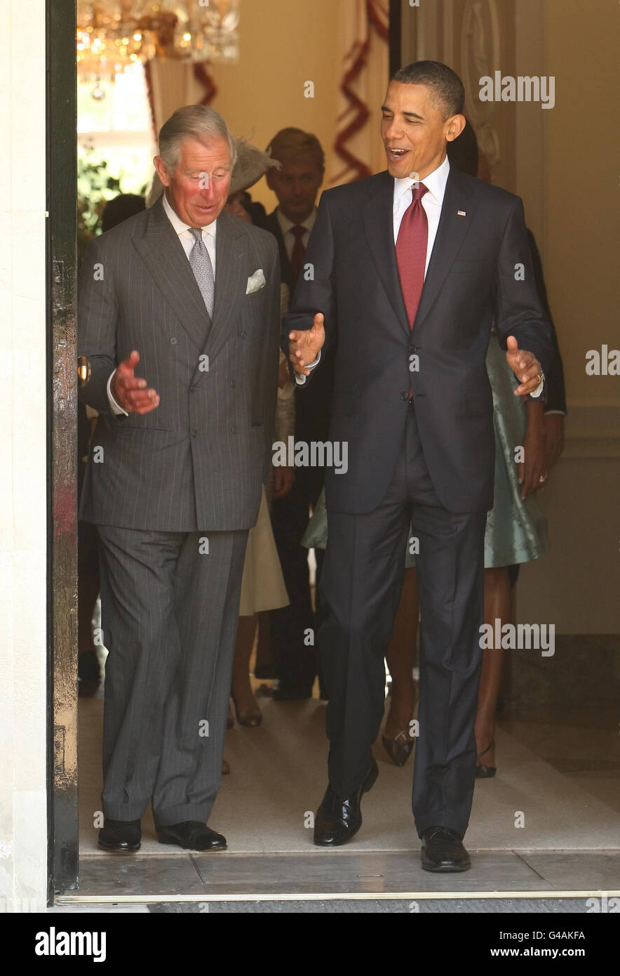 Präsident der Vereinigten Staaten Barack Obama spricht mit dem Prinzen von Wales, als sie am ersten Tag seines dreitägigen Staatsbesuchs in Großbritannien das Winfield House, die offizielle Residenz des US-Botschafters, im Regent's Park im Zentrum von London verlassen. Stockfoto