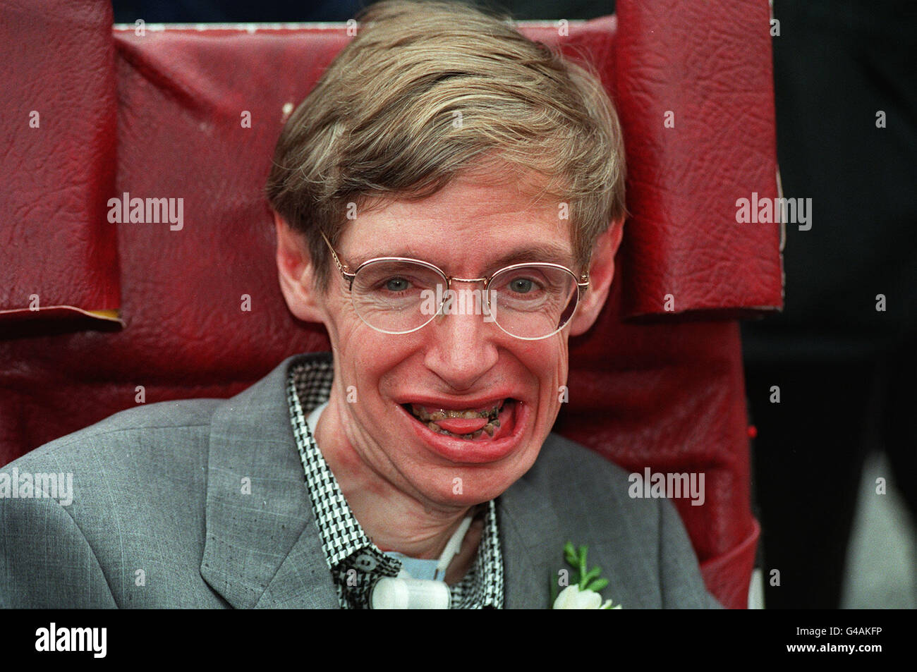 Pa News Foto 15 09 95 Professor Wissenschaftler Stephen Hawking Who Leidet Bewegungsneuronkrankheit Bei Seiner Trauung Braut Krankenschwester Elaine Mason Auf Cambridge Standesamt Stockfotografie Alamy