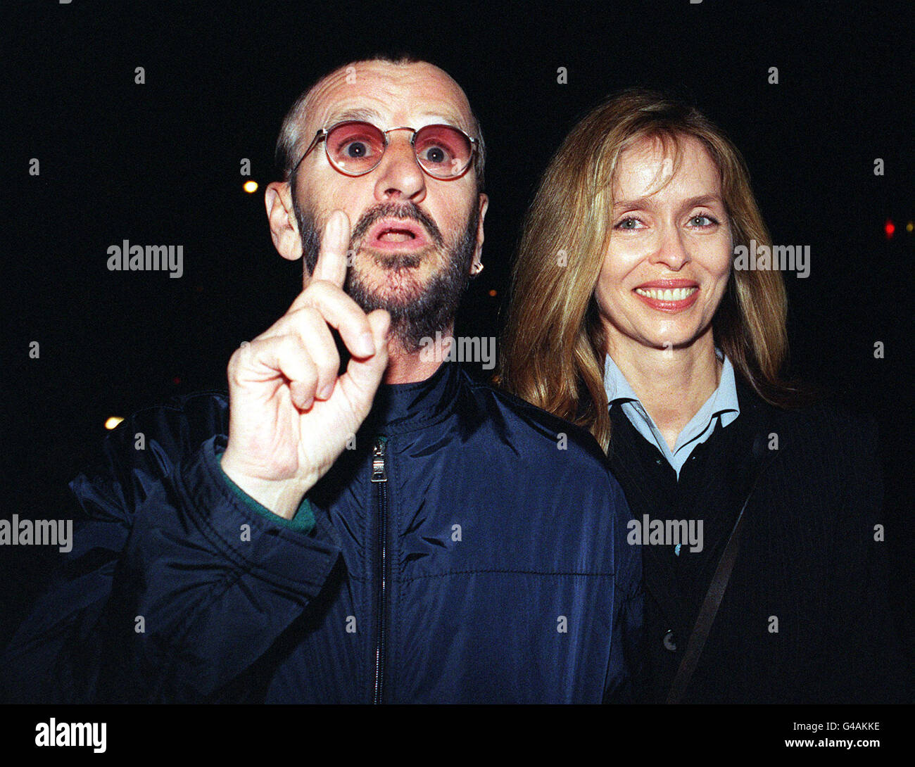 Der ehemalige Beatle Ringo Starr und seine Frau Barbara Bach kommen heute Abend (Montag) zur Ruhestandsfeier des Beatles-Produzenten George Martin, Sir George's Air Studios in London, an. Siehe PA Story SHOWBIZ Martin/ Foto von Samantha Pearce/PA. Stockfoto