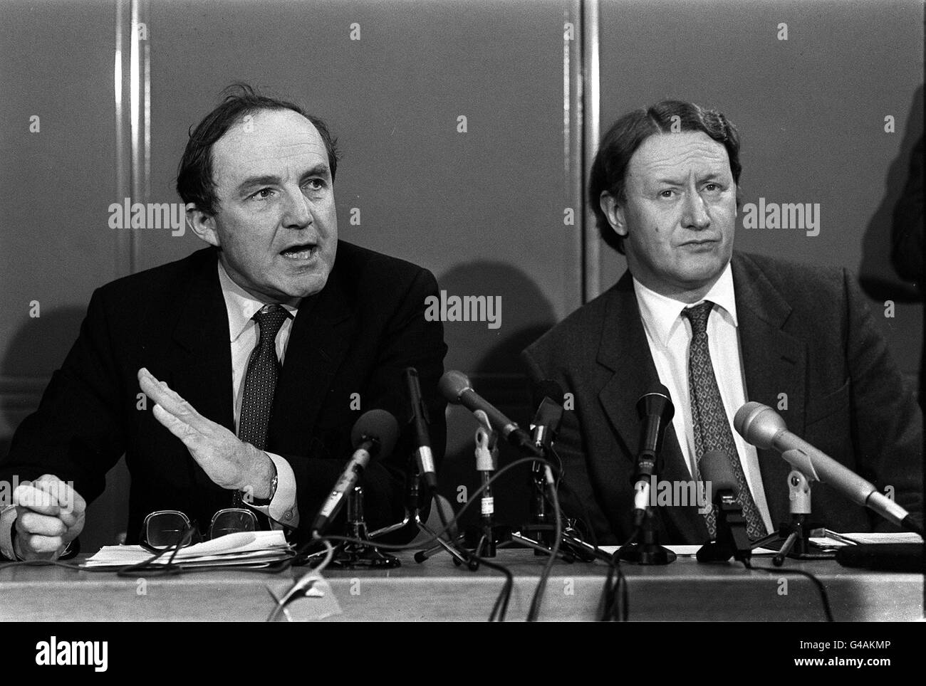 VERTEIDIGUNGSMINISTER GEORGE YOUNGER (LINKS) SCHLÄGT AUF DEM LABOR'S-MANIFEST FÜR DIE NICHT-NUKLEARE VERTEIDIGUNG, FLANKIERT VOM MINISTER FÜR DIE STREITKRÄFTE, JOHN STANLEY, AUF EINER PRESSEKONFERENZ IM KONSERVATIVEN ZENTRALBÜRO IN LONDON ZURÜCK. * 26/01/03 Verteidigungsminister George Younger, der im Alter von 71 Jahren starb, nachdem er einen langen Kampf mit Krebs geführt hatte. Lord Younger of Leckie, ein ehemaliger schottischer Sekretär und ehemaliger Vorsitzender der Royal Bank of Scotland, war eine von Margaret Thatchers treuesten Verbündeten und der Mann, der ihre erfolgreiche Führungskampagne meisterte. Stockfoto