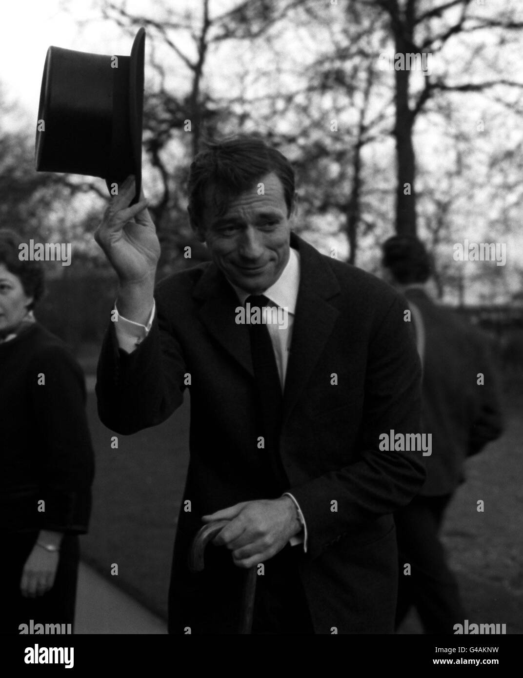 YVES MONTAND. Der französische Schauspieler-Sänger-Filmstar Yves Montand im Embankment Gardens in London. Stockfoto