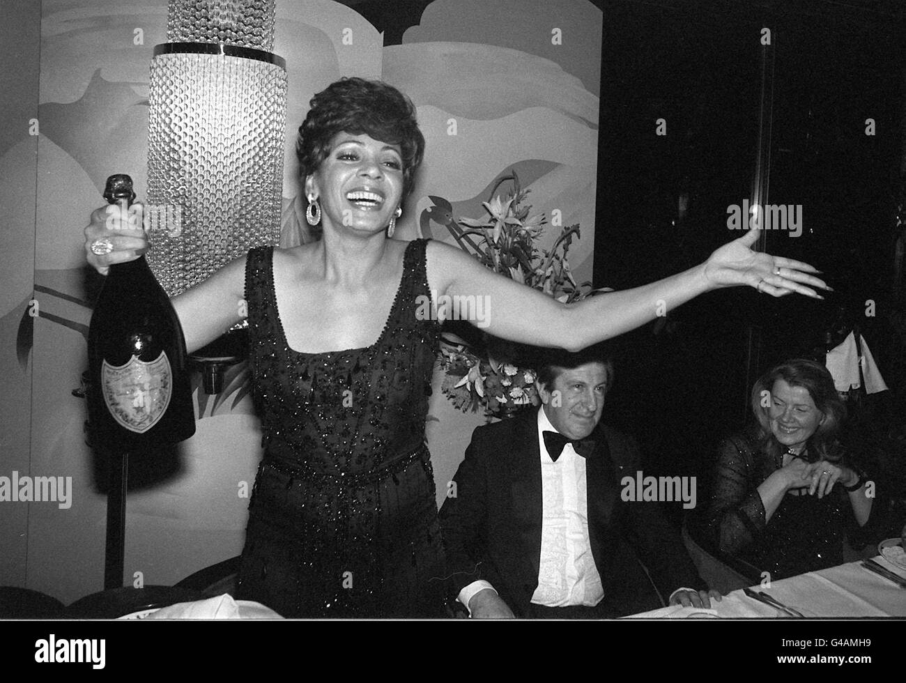 PA Library Foto datiert 16.1.1979 : EIN Magnum Champagner markiert ein silbernes Jubiläum für brodelnde Shirley Bassey, nach 25 Jahren in Showbiz : Miss Bassey erschien heute (Dienstag) am Brentford County Court, wo ihre ehemalige Assistentin Hilary Levy sie wegen Vertragsverletzung verklagt, nachdem sie nach einem Streit über Arbeitszeiten entlassen wurde. Siehe PA Geschichte COURTS Bassey. PA-Foto/PA. Stockfoto