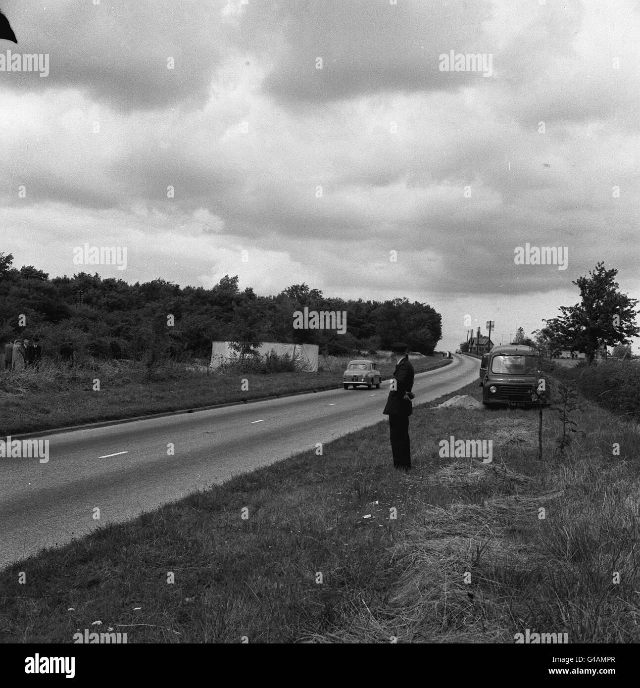 PA NACHRICHT FOTO 23.08.61 DES TOTEN MANNES HÜGEL IN CLOPHILL, BEDFORDSHIRE, WO EIN MANN ERSCHOSSEN WURDE, TOT UND EINE FRAU SCHWER VERLETZT IN EIN RASTPLATZ AUF DER A6 MAIN ROAD. DIE FRAU, DIE EINEN ROTEN KOPF SCHUSS IN DIE BRUST UND KRITISCH KRANKE ERZÄHLTE DER POLIZEI, DIE SIE VON EINEM MANN ERSCHOSSEN WORDEN WAR, DIE EINEN AUFZUG IN IHREM AUTO AN BLÄTTERTE SLOUGH, BÖCKE, WO ER SIE BEIDE ERSCHOSSEN. LETZTE NACHT DETEKTIVE EILTE ZU DER SZENE MIT SPÜRHUNDE ZU GROBEN KAMM BUSCHLAND IN DER NÄHE VON DEN LAIEN DURCH. EIN POLIZIST-SPRECHER SAGTE, "ES SCHEINT SEHR WAHRSCHEINLICH, DASS DER SCHÜTZE MEILEN ENTFERNT IN DAS AUTO MITTLERWEILE IST" Stockfoto