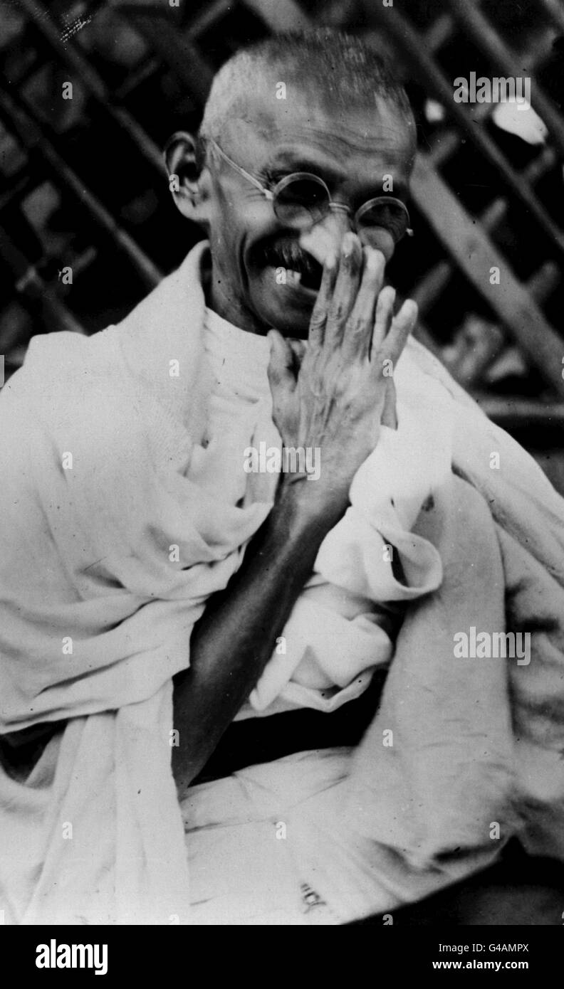 02/10/1869 - an diesem Tag in der Geschichte - einer der großen spirituellen Führer in der Weltgeschichte, Mohandas K Gandhi, bekannt als Mahatma, wurde in der indischen Provinz Pornader geboren. MAHATMA GANDHI 1930: Gandhi begrüßt Unterstützer kurz vor seiner Verhaftung in Bombay, weil sie zivile Unruhen verursacht haben. Gandhi (1869-1948) spielte eine wichtige Rolle im Kampf um die innere Herrschaft für Indien und wurde häufig wegen zivilem Ungehorsam gegen den Raj inhaftiert. Stockfoto