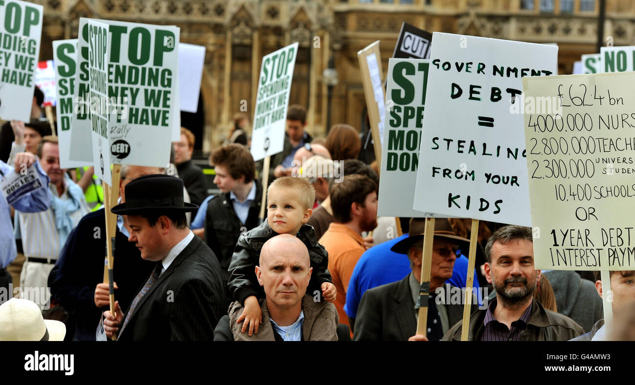 Ein Kind auf den Schultern eines Mannes (Namen nicht bekannt) während der Kundgebung gegen Schulden vor den Houses of Parliament, London, um gegen die Höhe der Staatsverschuldung zu protestieren. Stockfoto