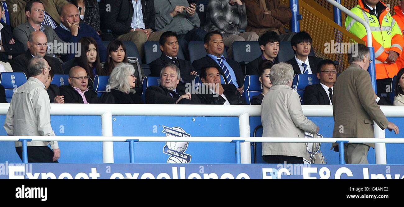 Die Fans kommen an Carson Yeung, dem Vorsitzenden der Birmingham City, vorbei Verlassen Sie den Boden früh, wie das Team rutschen zu besiegen Stockfoto