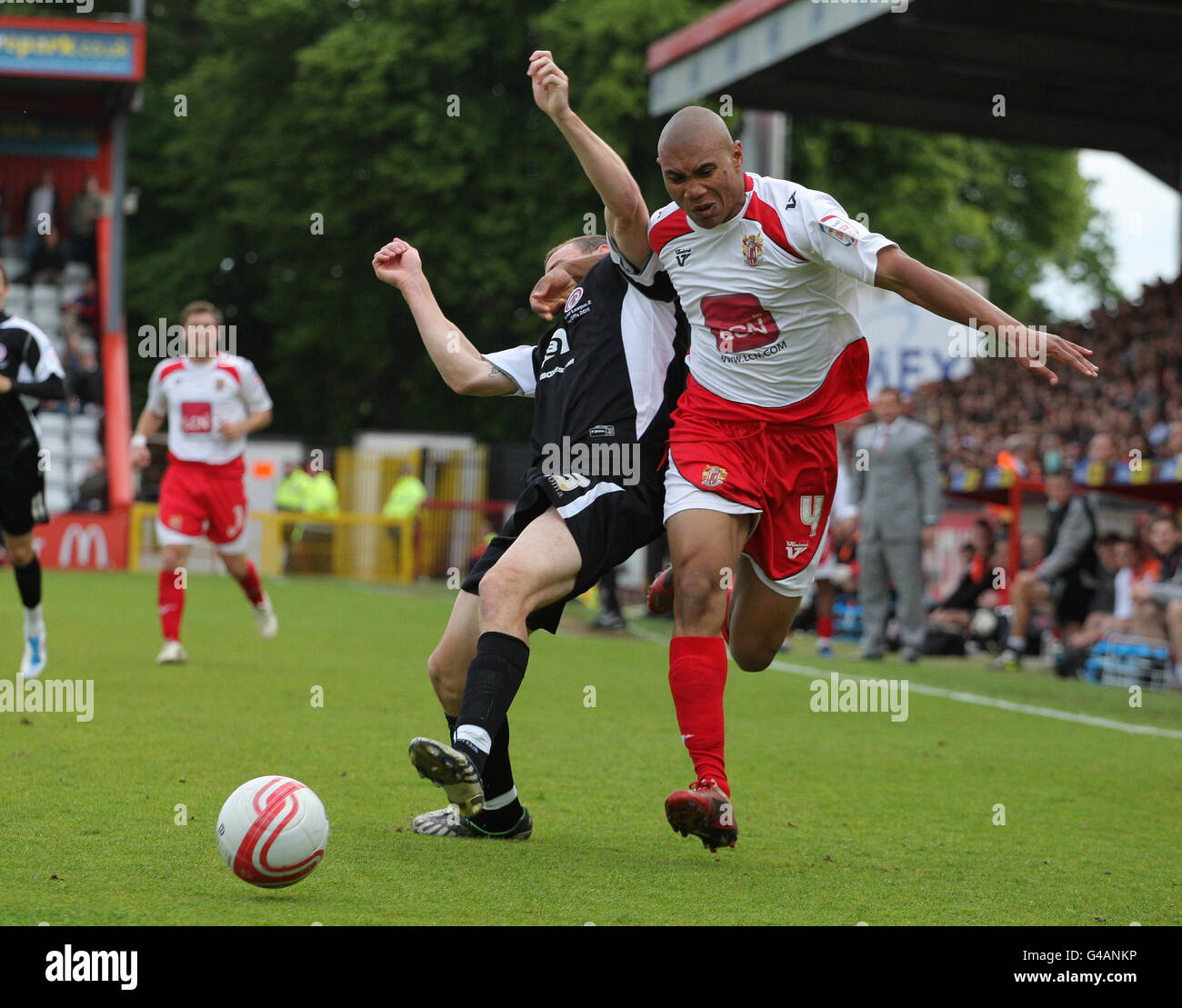 Stevenage Darius Charles wird von Accrington Stanley Dean Winard während der npower Football League Two, Play Off Semi Final, First Leg im Lamex Stadium, Stevenage herausgefordert. Stockfoto