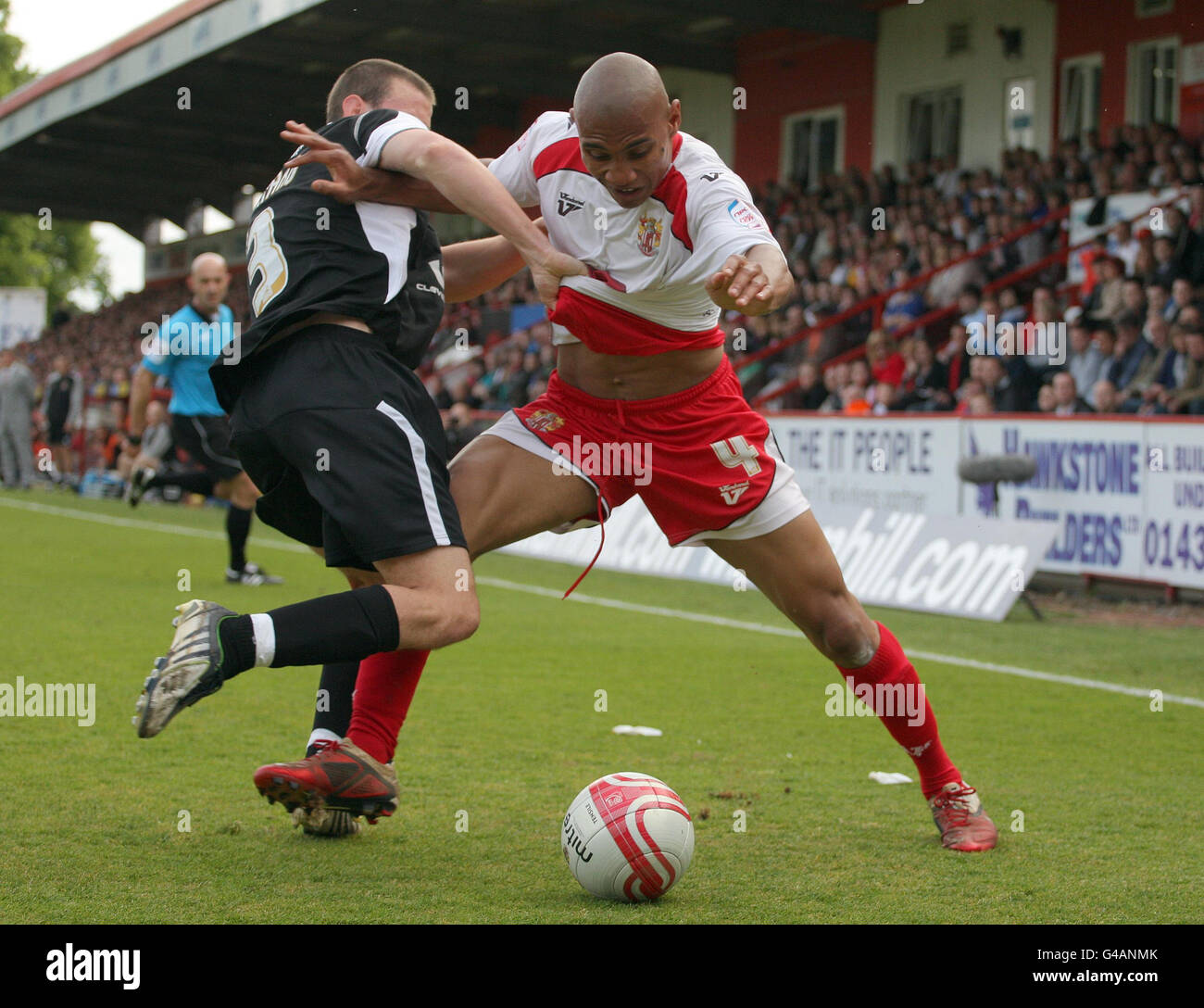 Stevenage Darius Charles wird von Accrington Stanley Dean Winard während der npower Football League Two, Play Off Semi Final, First Leg im Lamex Stadium, Stevenage herausgefordert. Stockfoto