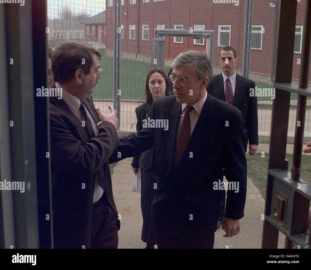 Innenminister Jack Straw trifft Grahame Mumby, der dort ist Ladung von E Wing bei HMP Wayland am Start Einer Besichtigung des Gefängnisses in Norfolk heute (Fr).PA PIC NEIL MUNNS/PA Stockfoto