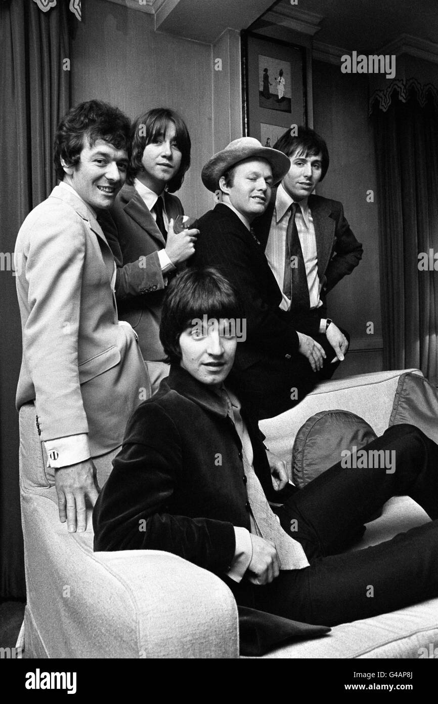 Die Popgruppe Hollies - die in ihrer fünfjährigen Plattenkarriere fünf aufeinanderfolgende Hits hatte - gab ihre Wahl eines Ersatzes für Graham Nash bekannt, der die Gruppe letzten Monat verließ, um sich auf eine Songwriting-Karriere in Amerika zu konzentrieren. Das neue Mitglied ist der 22-jährige Liverpooler Terry Sylvester, der heute Nachmittag mit den anderen Hollies im Westbury Hotel, London, fotografiert (sitzt) wurde. Es sind (l-r) Alan Clarke, Tony Hicks, Bobby Elliott und Bernie Calvert. Die Hollies lernten Terry (der jetzt die jüngste Hollie ist) 1965 in München kennen, während er mit der Liverpooler Gruppe The spielte Stockfoto