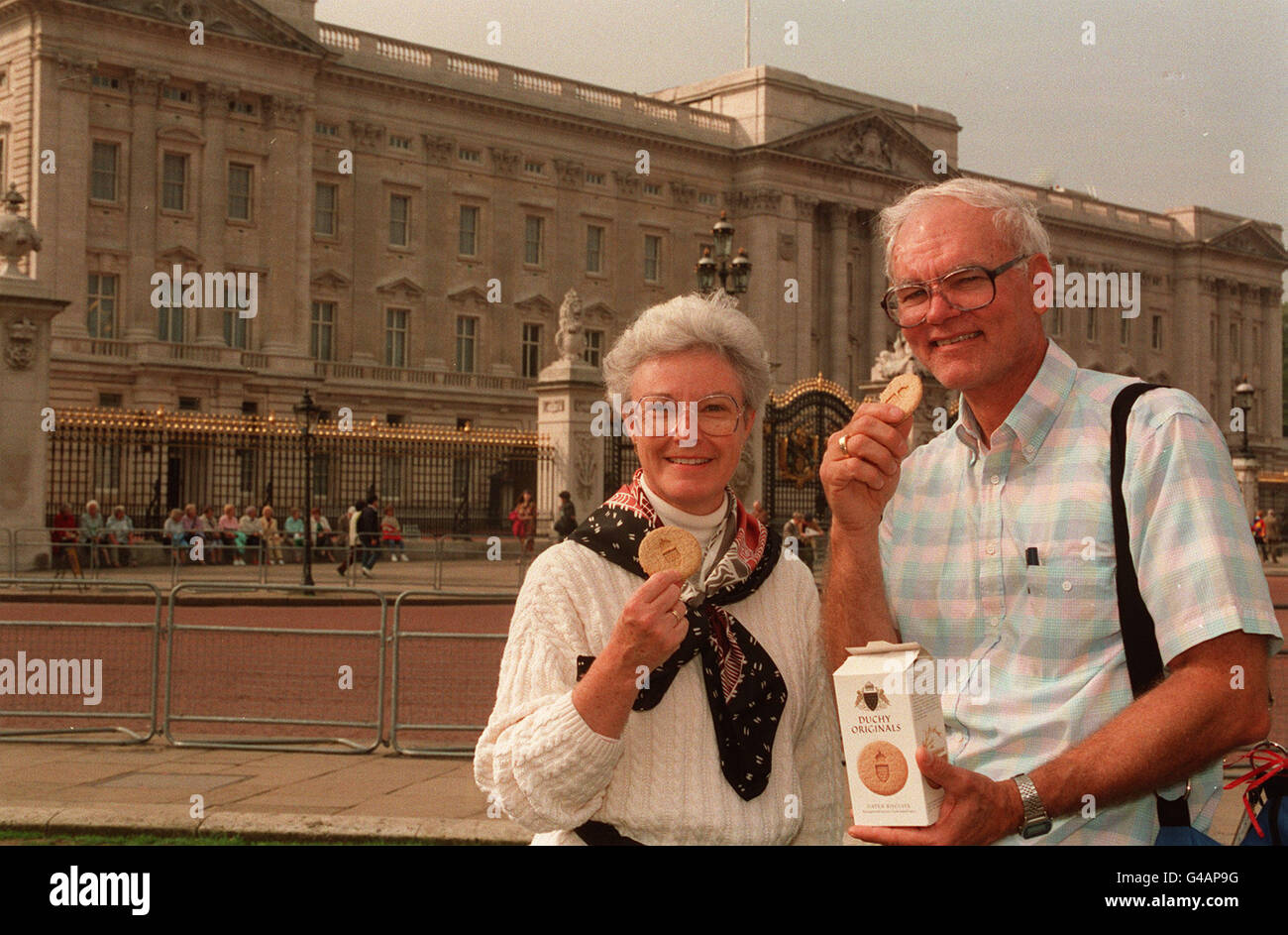 PA NEWS PHOTO 27/09/94 DIE AMERIKANISCHEN TOURISTEN BOB UND KAY MUELLER AUS MICHIGAN PROBIEREN VOR DEM BUCKINGHAM PALACE EINIGE ORIGINAL HERZOGLICHE HAFERKEKSE. DIE KEKSE WERDEN VOM HERZOGTUM CORNWALL HERGESTELLT UND SOLLEN IN DEN USA VERKAUFT WERDEN Stockfoto