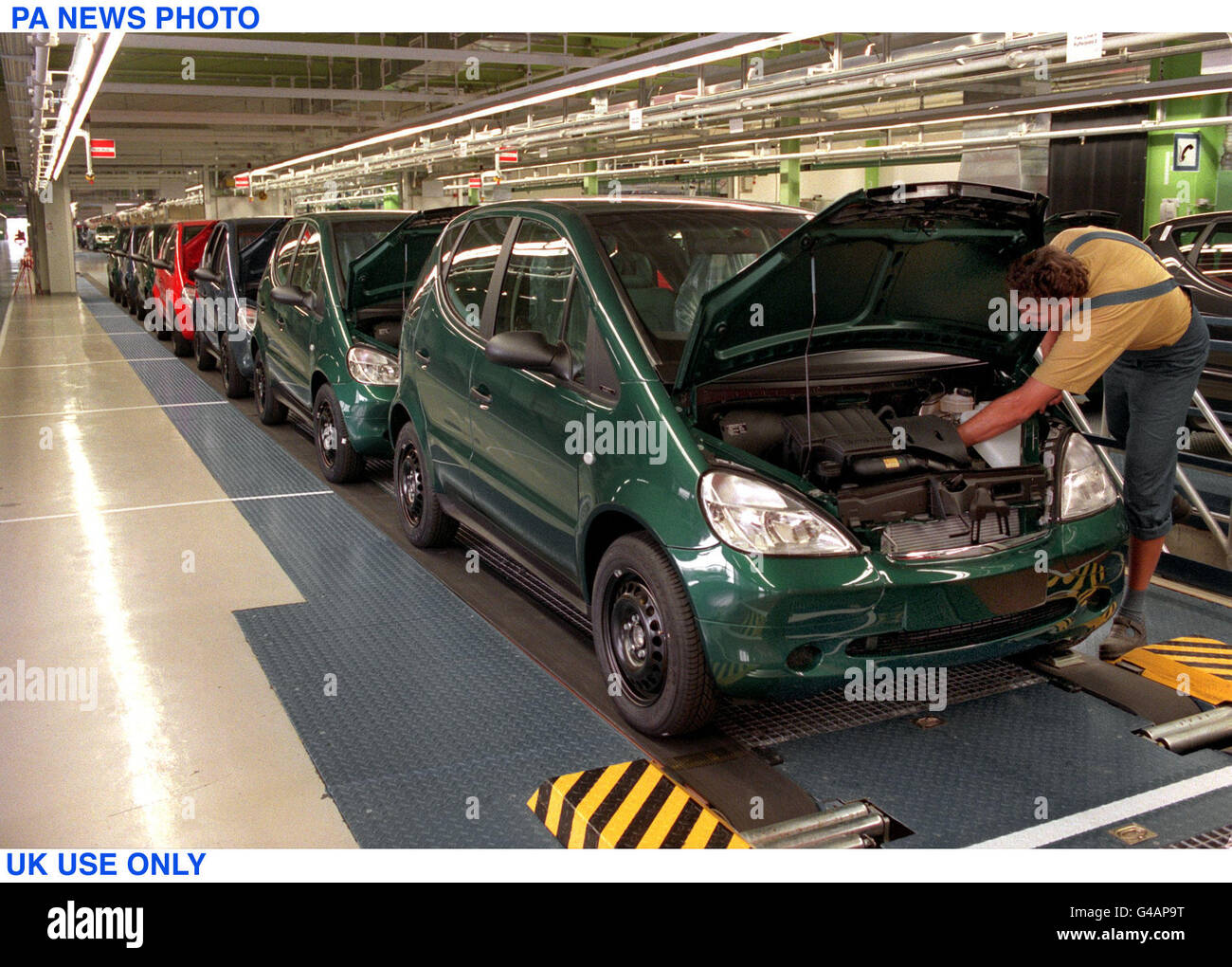 PA NEWS PHOTO : UK USE ONLY in Reih und Glied stehen am 14.7.1997 die ersten produzierenden Autos der A-Klasse im Mercedes-Werk Rastatt. Wo bis Oktober 1996 noch die E-Klasse montiert wurde, sollen k nftig pro Jahr bis zu 200000 A-Klasse-Modelle vom Band Rollen. Zur Markteinf hring am 18. Oktober soll rund 8000 Fahrzeuge produziert sein, bis zum Jahresende rund 28000. The receivered Target is it 800 wages pro Tag receives. F r seinen Baby-Benz', mit dem Mercedes erstmals in die Golf-Klasse einsteigen will, hat der schw bische Autohersteller sein Werk im badischen Rastatt in wenigen Stockfoto