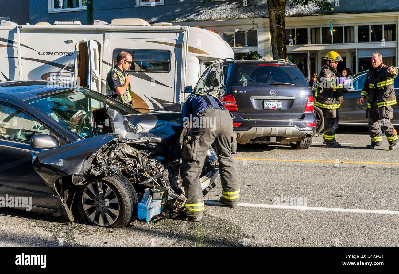 Notfallmaßnahmen Feuerwehrleute besuchen Multi Fahrzeug, Kopf auf Kollision, Vancouver, Britisch-Kolumbien, Kanada, Stockfoto