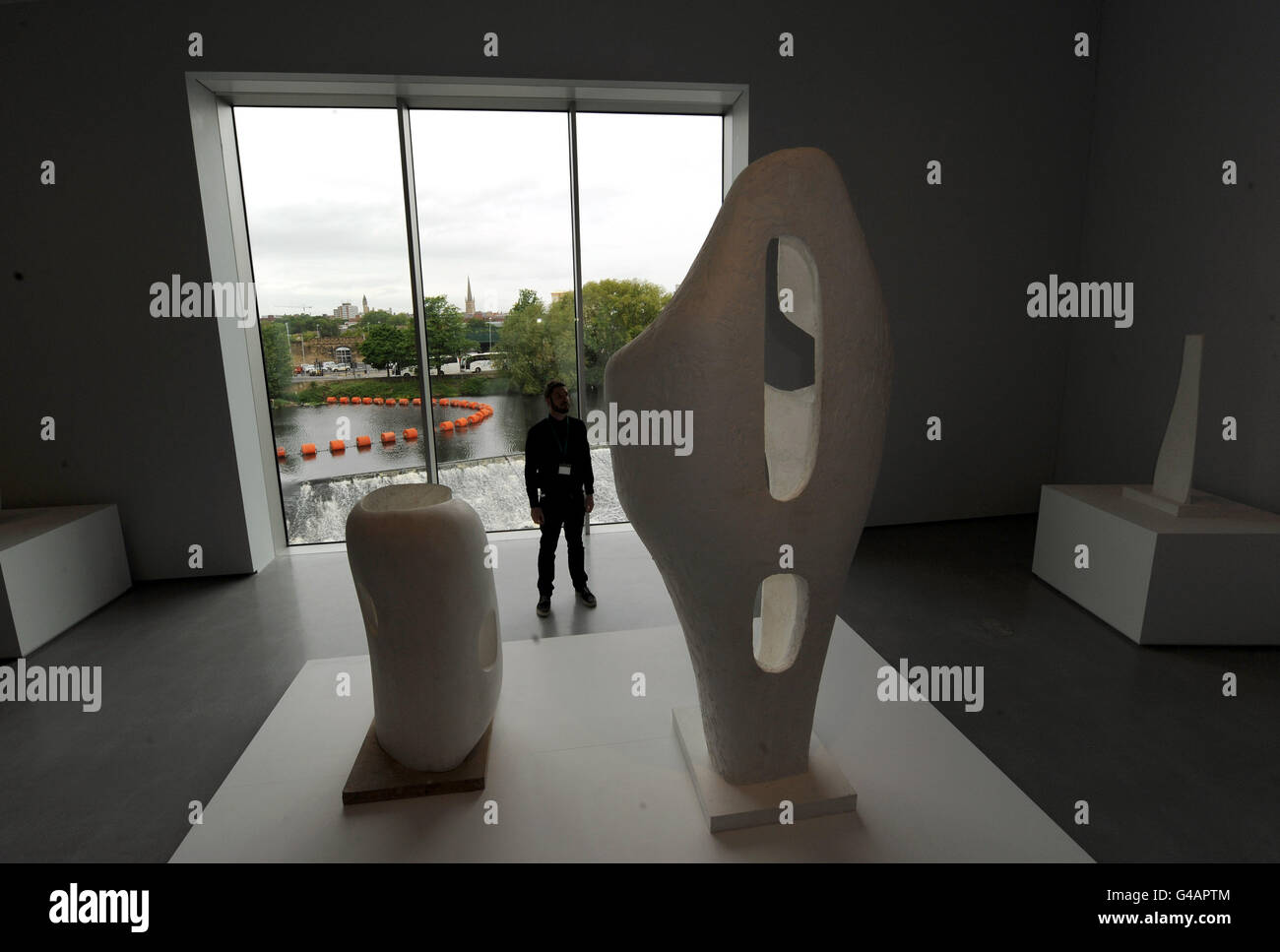 Die Besucher des Preview-Tages schauen sich das Hepworth Wakefield vor der Eröffnung der Galerie für die Öffentlichkeit am Samstag an. Stockfoto