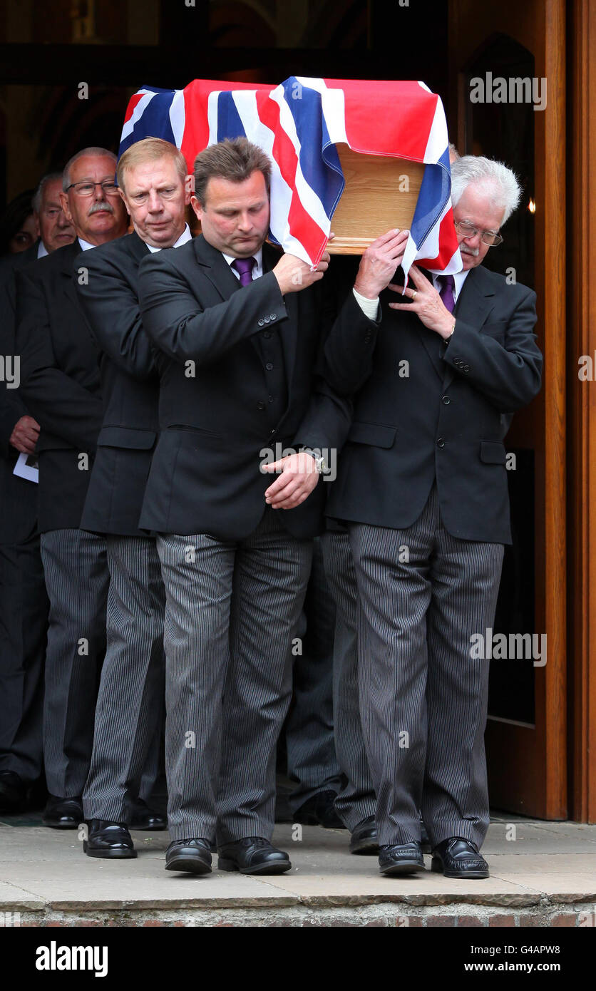 Der Sarg des Boxers Sir Henry Cooper verlässt nach dem Trauerdienst die katholische Kirche Corpus Christi in Tonbridge, Kent. Stockfoto