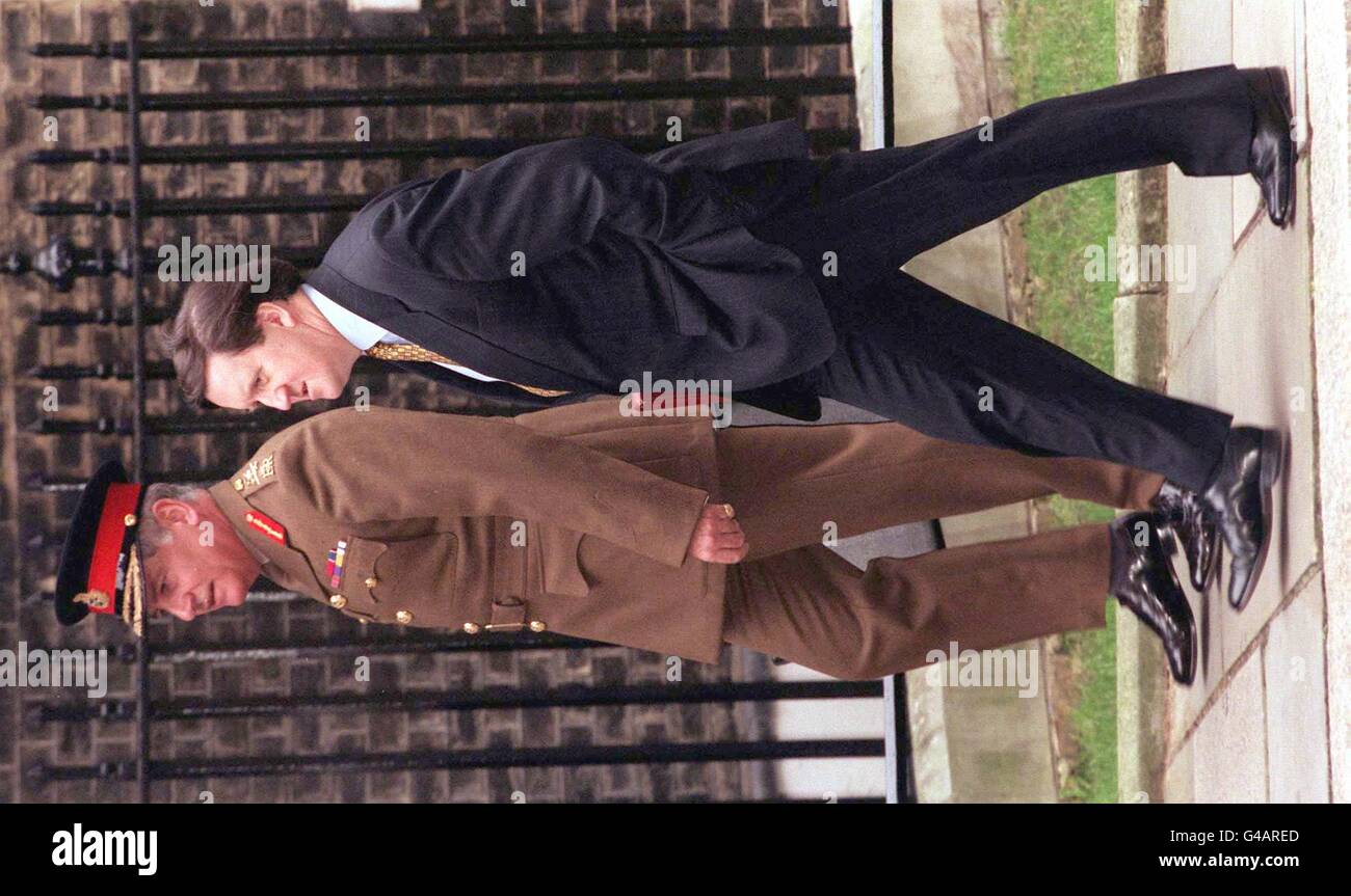 Verteidigungsminister George Robertson kommt heute (Dienstag) zu einem Kabinettstreffen in Downing Street mit General Sir Charles Guthrie, dem Chef des Verteidigungsstabs, an. Foto von Peter Jordan/PA Stockfoto