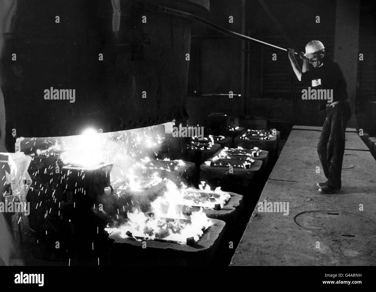 PA-NEWS FOTO-LADLEMAN E. NALDRETT IST NUR SO WIMMELT METALL IN DER ZENTRALEN LÄUFER DIE DREI 4-TONNEN-BARREN FORMEN IN DER HEIßEN PLATTE MÜHLE WERKSSEITIG STOCKSBRIDGE STAHL-FEEDS Stockfoto