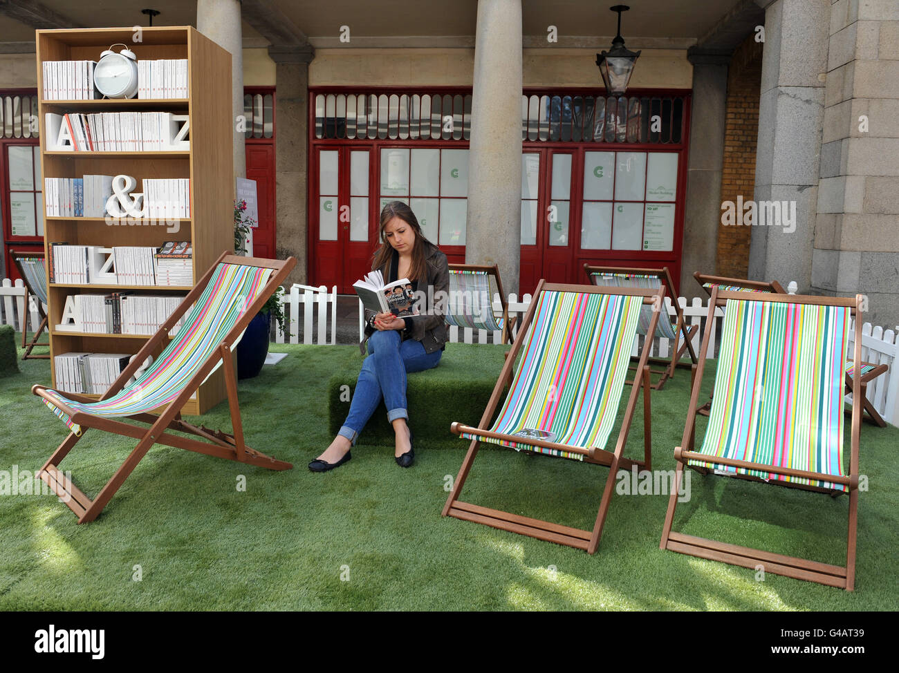 Felicity Harris 24 aus London nutzt Covent Garden's Lawn Library während des National 'Share-A-Story' Monats in Partnerschaft mit Penguin Modern Classics, das in diesem Jahr sein 50-jähriges Jubiläum feiert. Stockfoto