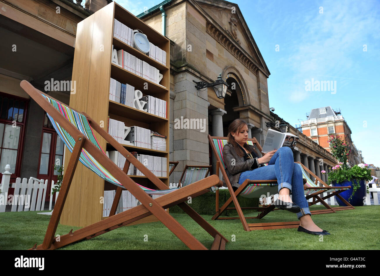 Felicity Harris 24 aus London nutzt Covent Garden's Lawn Library während des National 'Share-A-Story' Monats in Partnerschaft mit Penguin Modern Classics, das in diesem Jahr sein 50-jähriges Jubiläum feiert. Stockfoto