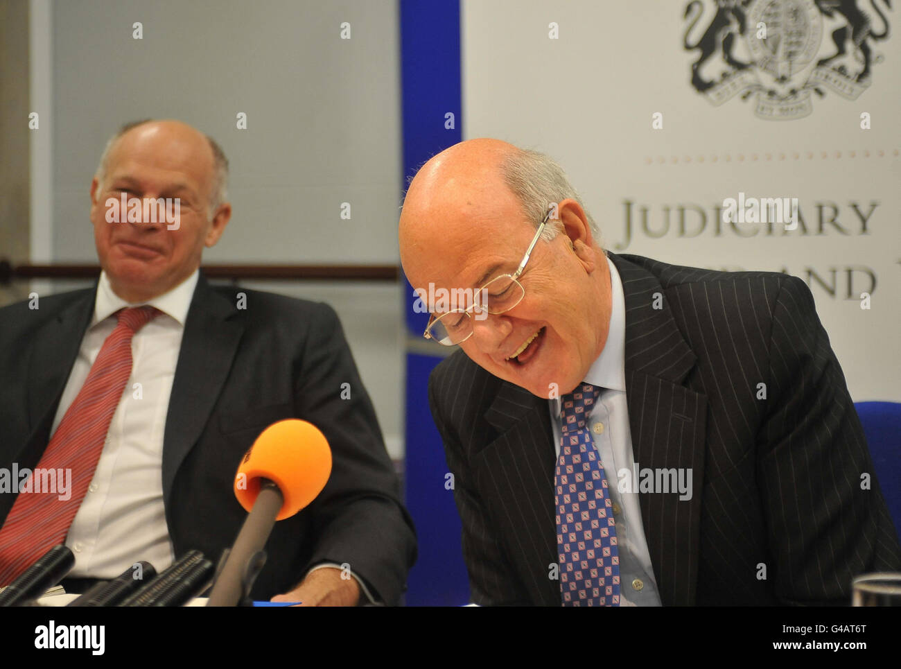Master of the Rolls, Lord Neuberger (links) und Lord Chief Justice Lord Judge sprechen bei einer Pressekonferenz über die Veröffentlichung eines Berichts über Super-Unterlassungsverfügungen an den Royal Courts of Justice in London. Stockfoto